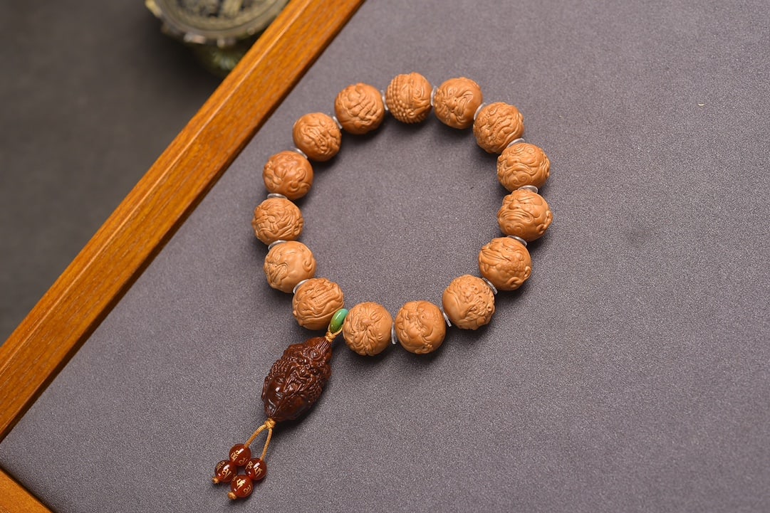 A Exquisite WalnutBracelet: WalnutBracelet,Qing Dynasty, China,Size:0.6in, Weight:37g 核桃手串,中国清代