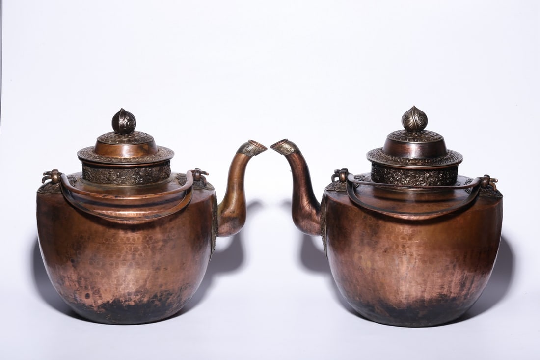A pair of Exquisite Red Copper Ewer: A pair of Exquisite Red Copper Ewer,Qing Dynasty, China,Size:10.2inx11inx8.3in,Weight:2350g 一对紫铜壶,中国清代