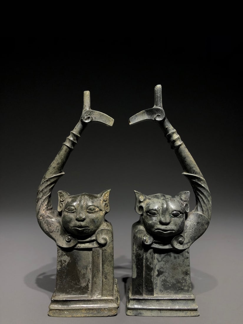 A pair of Exquisite Coppery Human Figures Ornament (1 of 9)