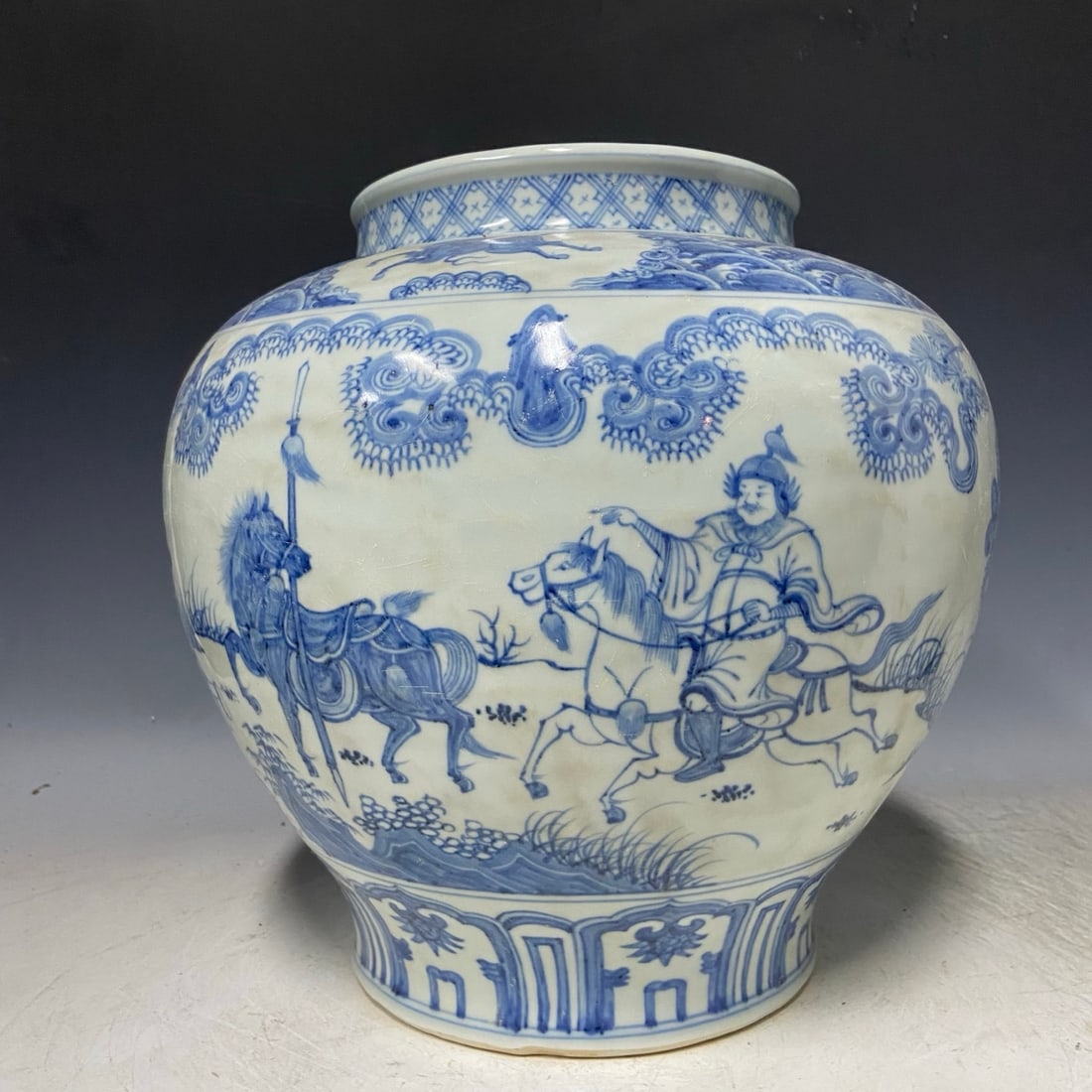 A Exquisite Blue and White Figures Pattern Jar - 2