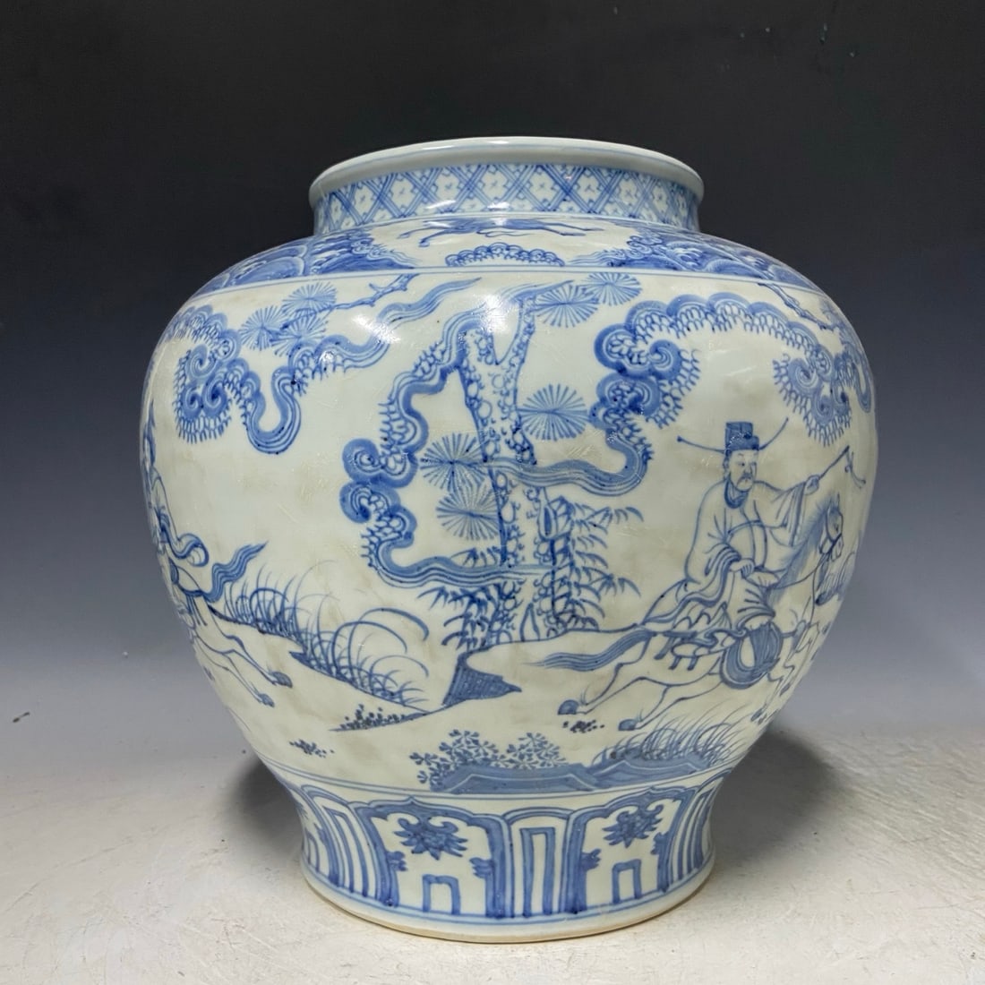 A Exquisite Blue and White Figures Pattern Jar - 3