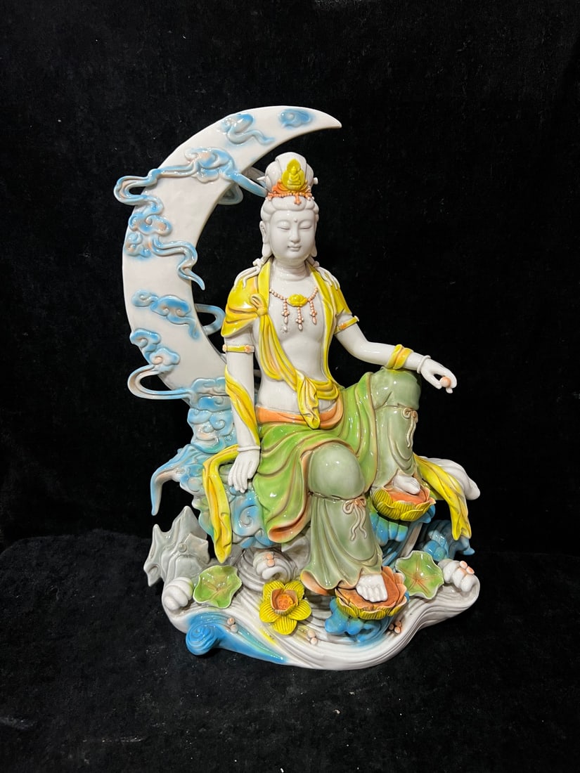 A Set of Exquisite Blance-De-Chine Statue of Avalokitesvara Ornament: A Set of Exquisite Blance-De-Chine Statue of Avalokitesvara Ornament,Ming Dynasty, China,With Mark,Size:17.7in 一套德化瓷观音摆件,中国