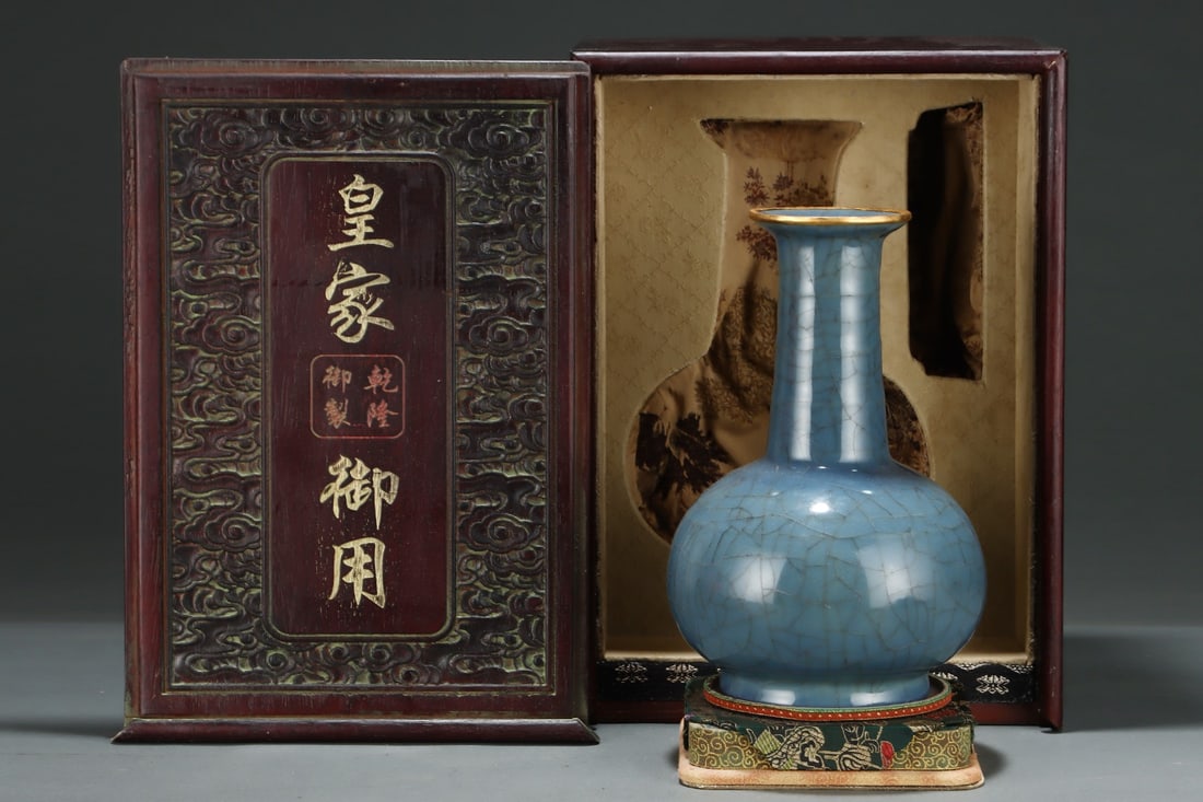 A Exquisite Guan yao Gold Wrapped ice Crackle Pattern Vase: A Exquisite Guan yao Gold Wrapped ice Crackle Pattern Vase,Song Dynasty, China,Size:9.4inx6.3in 官窑包金冰片纹瓶,中国宋代