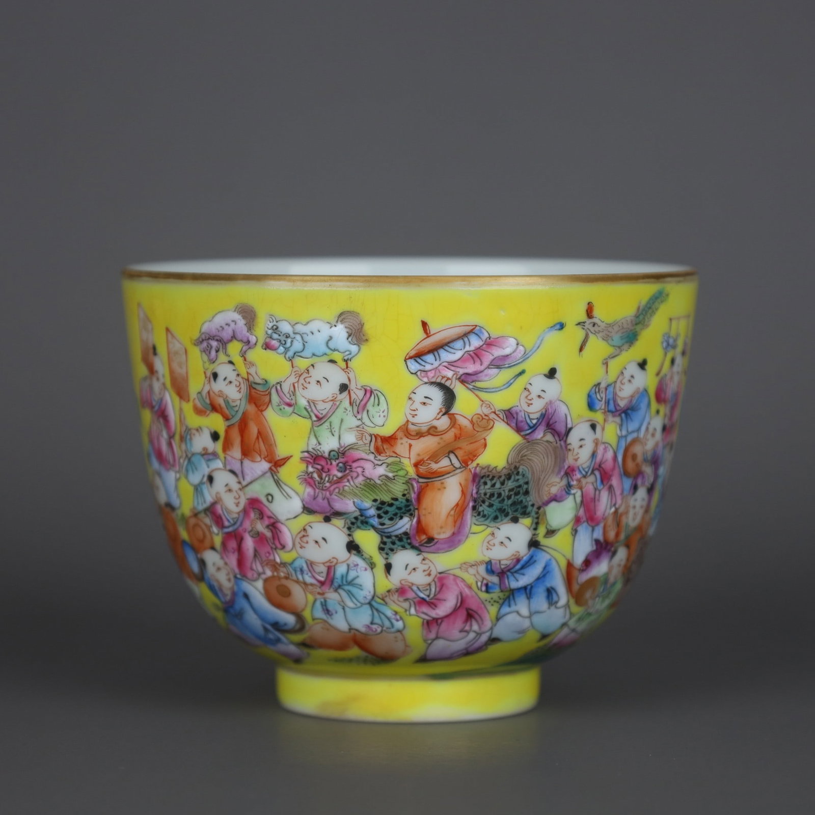 A Exquisite Yellow Ground Famille Rose Figure Pattern Cup: A Exquisite Yellow Ground Famille Rose Figure Pattern Cup,Qing Dynasty, China,Tongzhi Six-character Mark,Size:2.8inx3.7in 黄地粉彩人物纹杯,中Þ