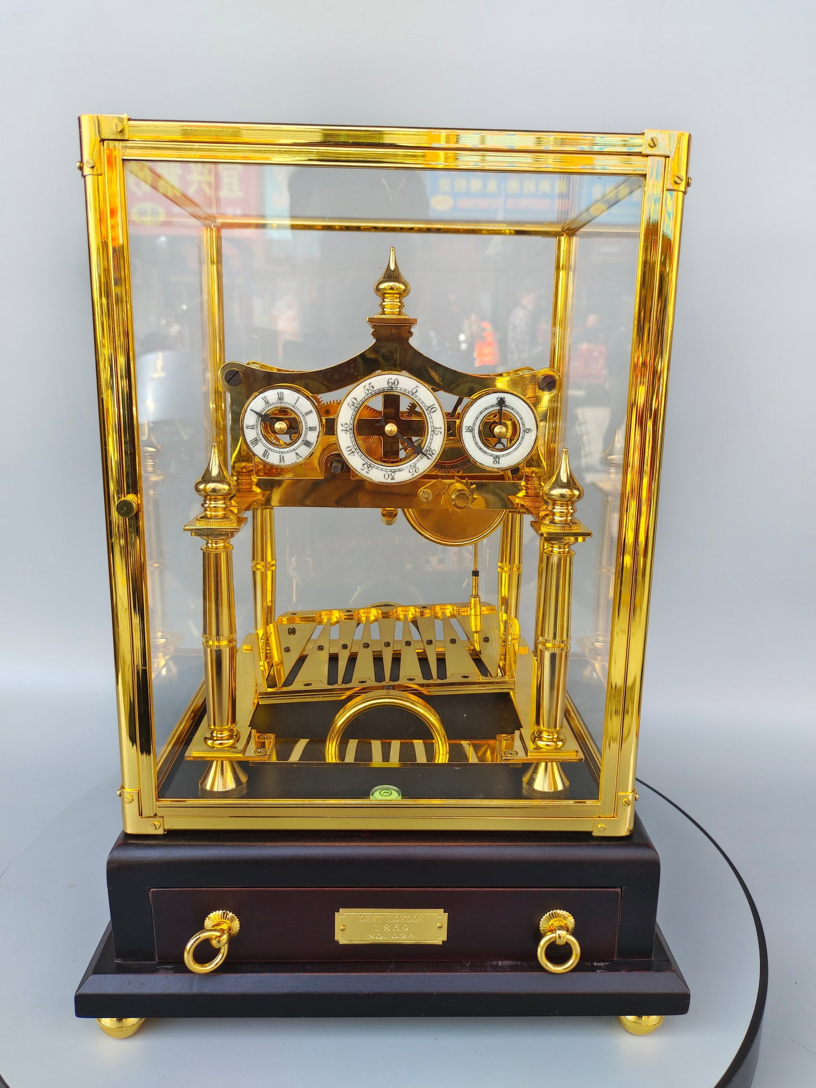 A Exquisite Gilt Bronze Mantel Clock: A Exquisite Gilt Bronze Mantel Clock,Modern Time of China,Size:15.7inx11inx9.8in 铜鎏金座钟,近现代