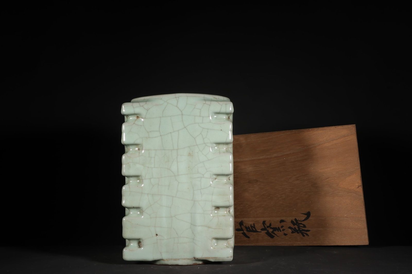 A Exquisite Guan Yao Celadon Glazed Vase: A Exquisite Guan Yao Celadon Glazed Vase,Song Dynasty, China,With Mark,Size:8.9inx5.7in 官窑粉青釉瓶,中国宋代,带款