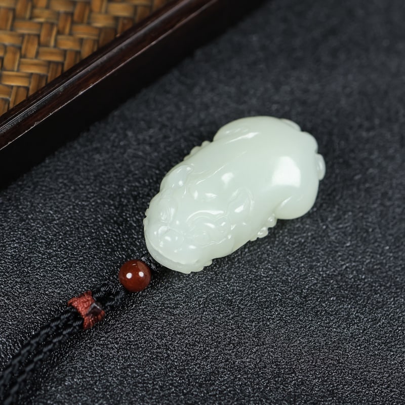 A Exquisite Hotan Jade Auspicious Beast Pendant: A Exquisite Hotan Jade Auspicious Beast Pendant,Size:1.7inx0.9inx0.4in 和田玉貔貅