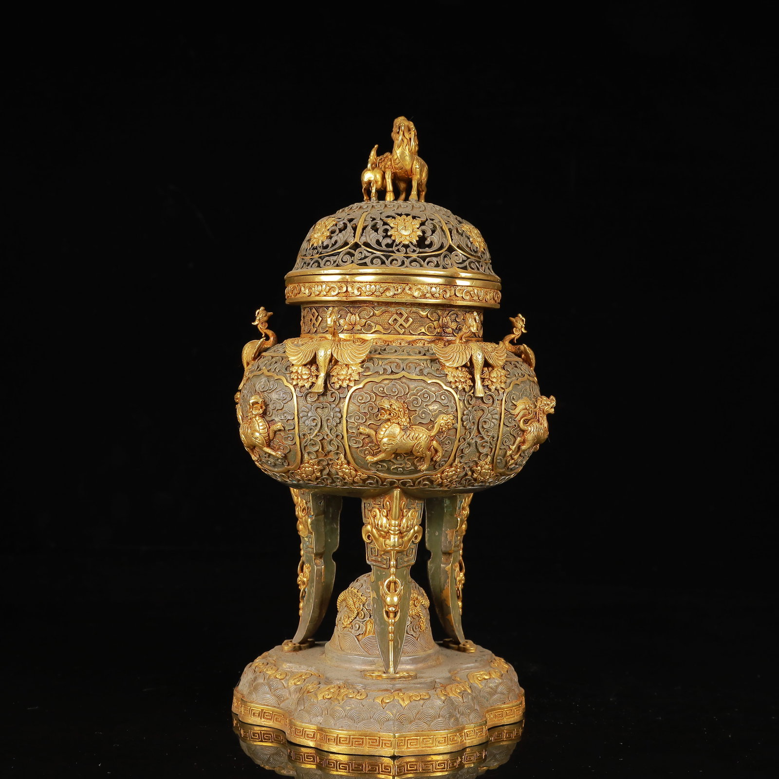 An Exquisite Gilt Silver Auspicious Beast Pattern Phoenix-Ears Censer: An Exquisite Gilt Silver Auspicious Beast Pattern Phoenix-Ears Censer,Tang Dynasty,China,Zhenguan Four-Character Mark,Size:4.7inx9.8in,Weight:1200g 银鎏金瑞兽纹