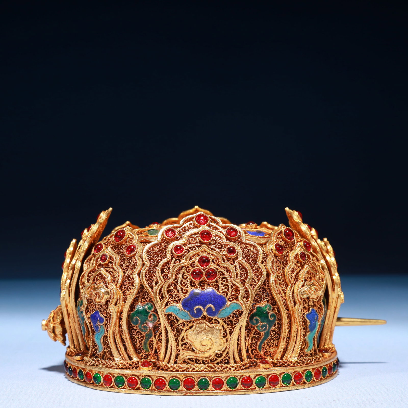 An Exquisite Filigree and Gilding Auspicious Cloud Pattern Hat,Inlaid Gems: An Exquisite Filigree and Gilding Auspicious Cloud Pattern Hat,Inlaid Gems,Qing Dynasty,China,Size:6.7inx4.9inx3.3in,Weight:800g 掐丝鎏金祥云纹冠,॔