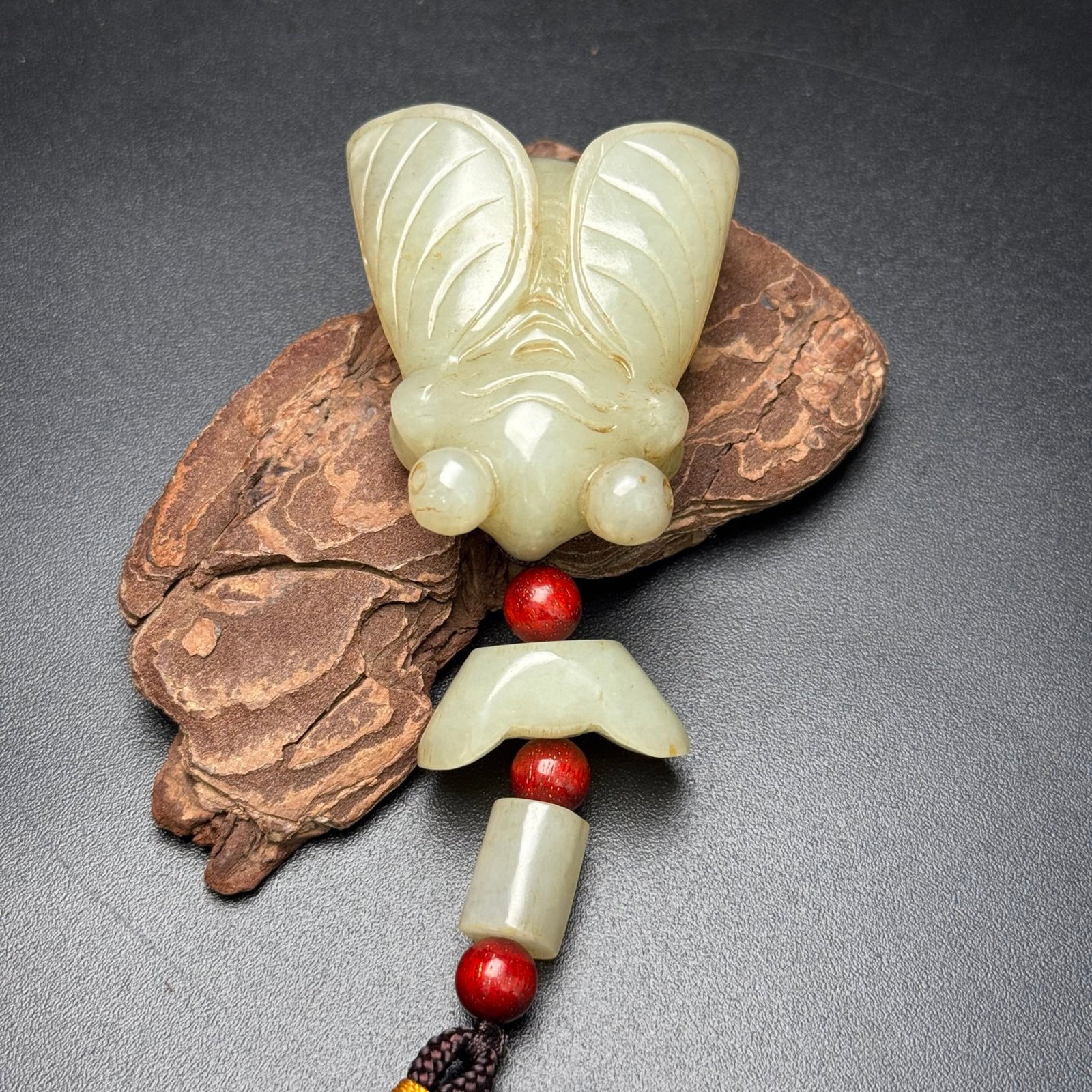 An Exquisite White Jade Cicada Pendant: An Exquisite White Jade Cicada Pendant,Qing Dynasty,China,Size:86mmx42mmx19mm,Weight:71g 白玉蝉挂件,中国清代