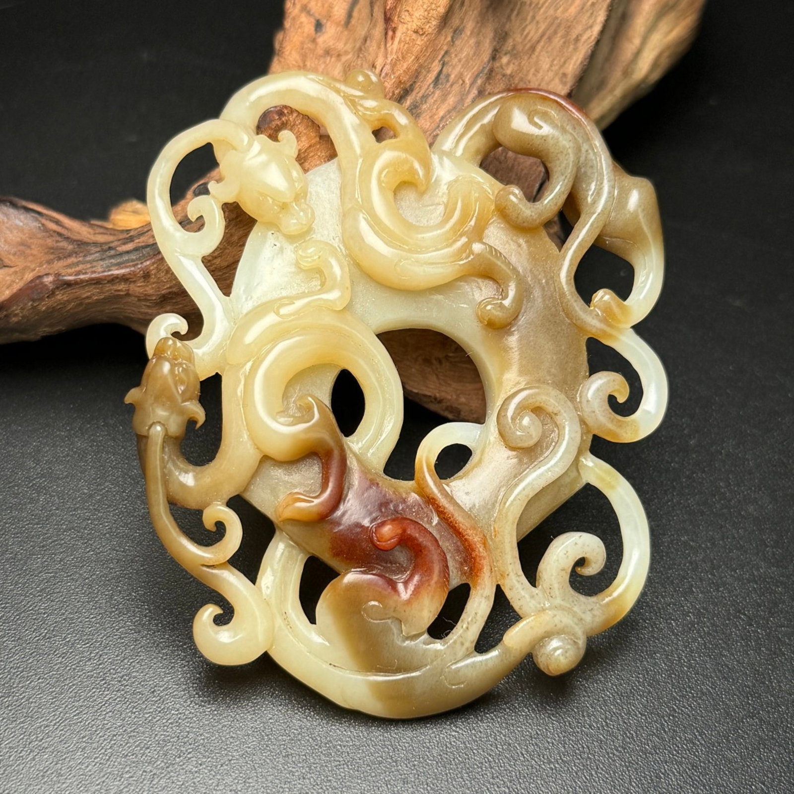 An Exquisite White Jade Dragon Pattern Pendant: An Exquisite White Jade Dragon Pattern Pendant,Qing Dynasty,China,Size:69mmx82mmx14mm,Weight:70g 白玉龙纹挂件,中国清代
