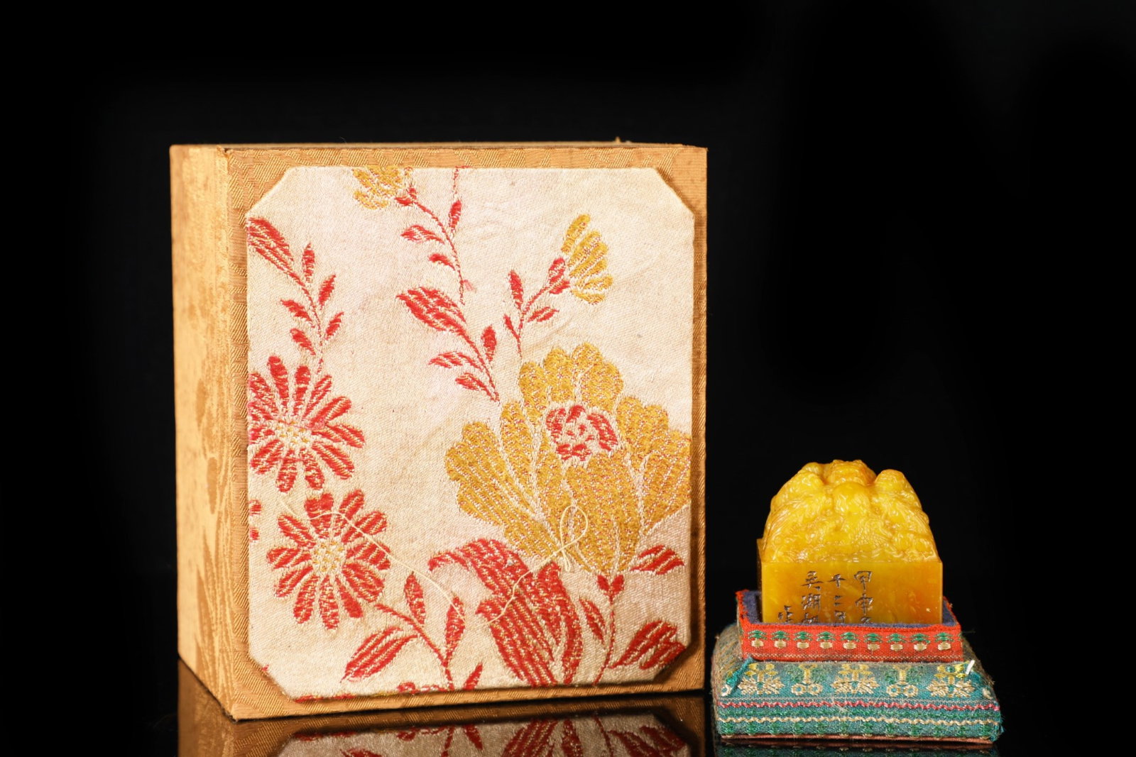 An Exquisite Tianhuang Stone Dragon Pattern Seal: An Exquisite Tianhuang Stone Dragon Pattern Seal,Qing Dynasty,China,Wu Hufan Mark,Size:1.8inx2in,Weight:230g 田黄石龙纹印章,中国清代,&