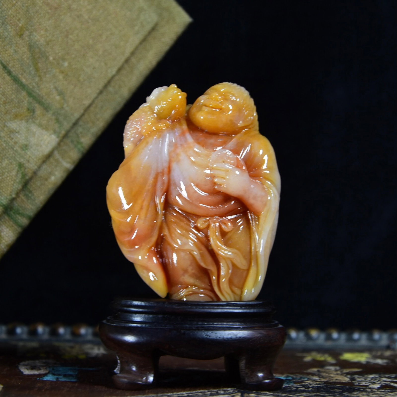 An Exquisite Tianhuang Stone Golden Toad Pattern Figure Ornament: An Exquisite Tianhuang Stone Golden Toad Pattern Figure Ornament,Qing Dynasty,China,Yuxuan Mark,Size:3.5inx2.2inx1.4in,Weight:133.2g 田黄石金蟾纹人物