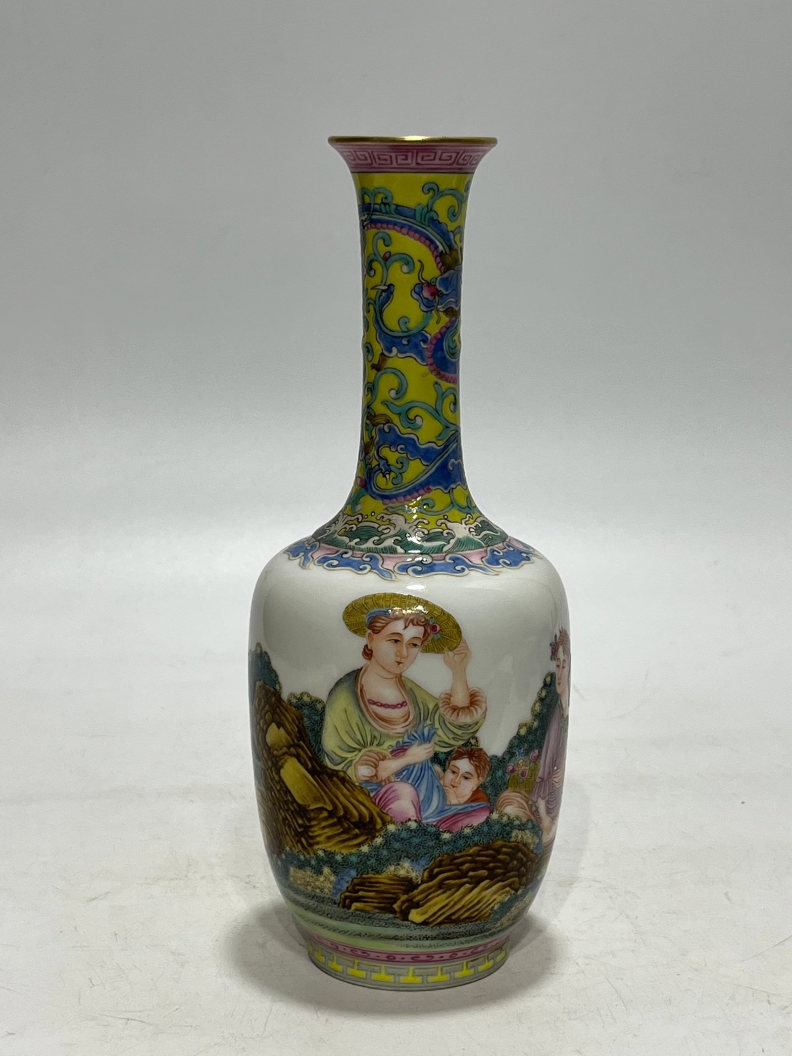 An Exquisite Enamel Painted Gold Seawater Figure Pattern Vase: An Exquisite Enamel Painted Gold Seawater Figure Pattern Vase,Qing Dynasty,China,Qianlong Four-character Mark,Size:7.1in 珐琅彩描金海水人物纹