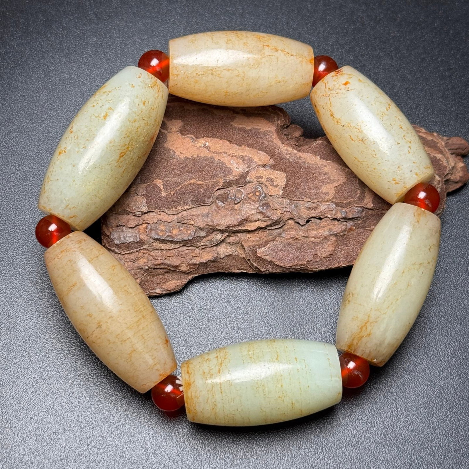 An Exquisite White Jade Bracelets: An Exquisite White Jade Bracelets,Qing Dynasty,China,Size:18mmx34mm,Weight:135g 白玉手串,中国清代