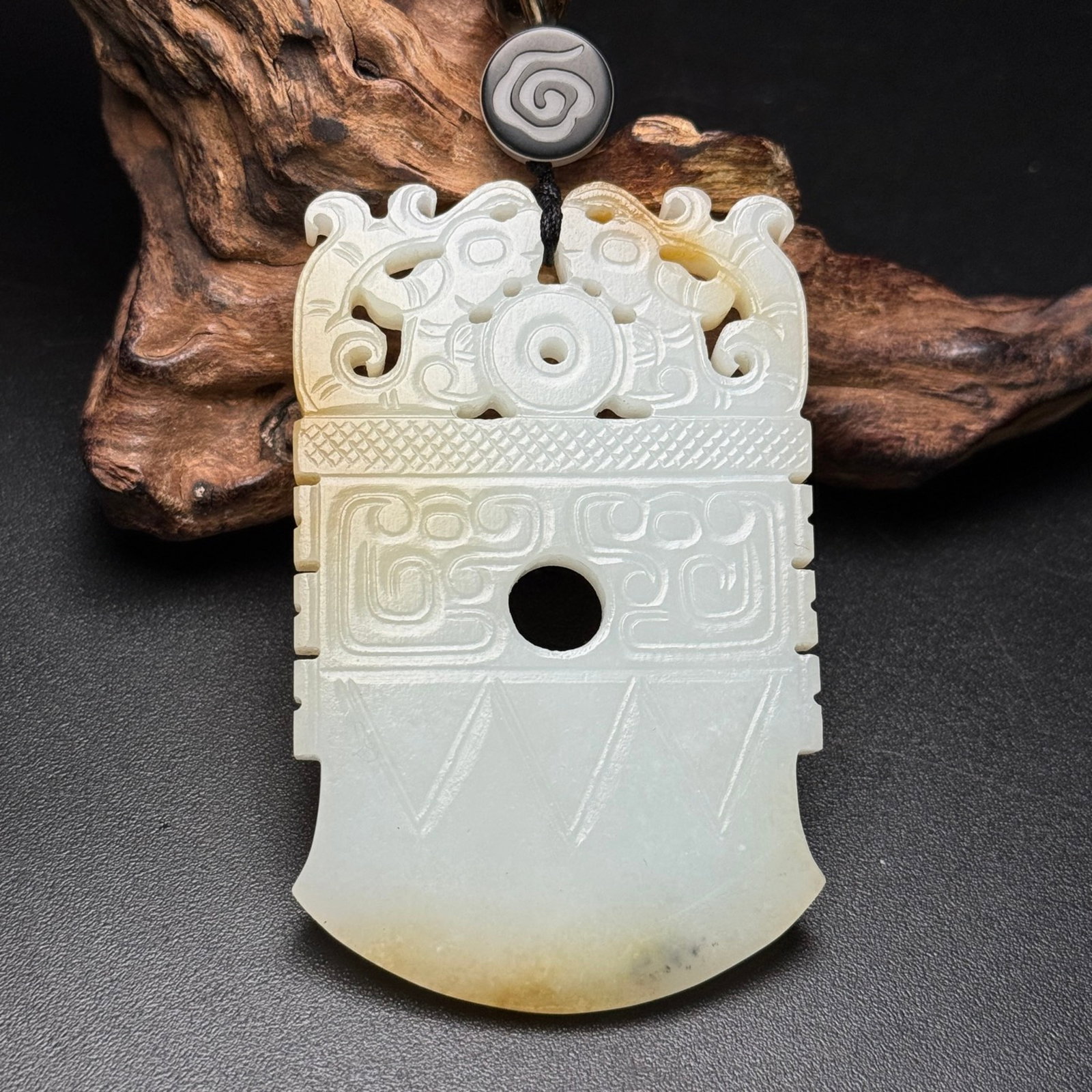 An Exquisite White Jade Dragon Pattern Pendant: An Exquisite White Jade Dragon Pattern Pendant,Qing Dynasty,China,Size:77mmx48mmx7mm,Weight:68g 白玉龙纹挂件,中国清代
