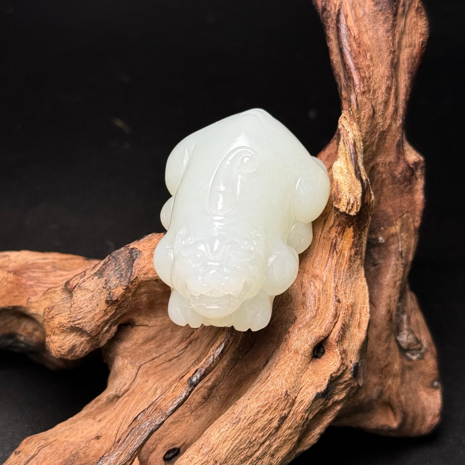 An Exquisite White Jade Auspicious Beast Pendant: An Exquisite White Jade Auspicious Beast Pendant,Qing Dynasty,China,Size:46mmx31mmx23mm,Weight:45g 白玉瑞兽挂件,中国清代