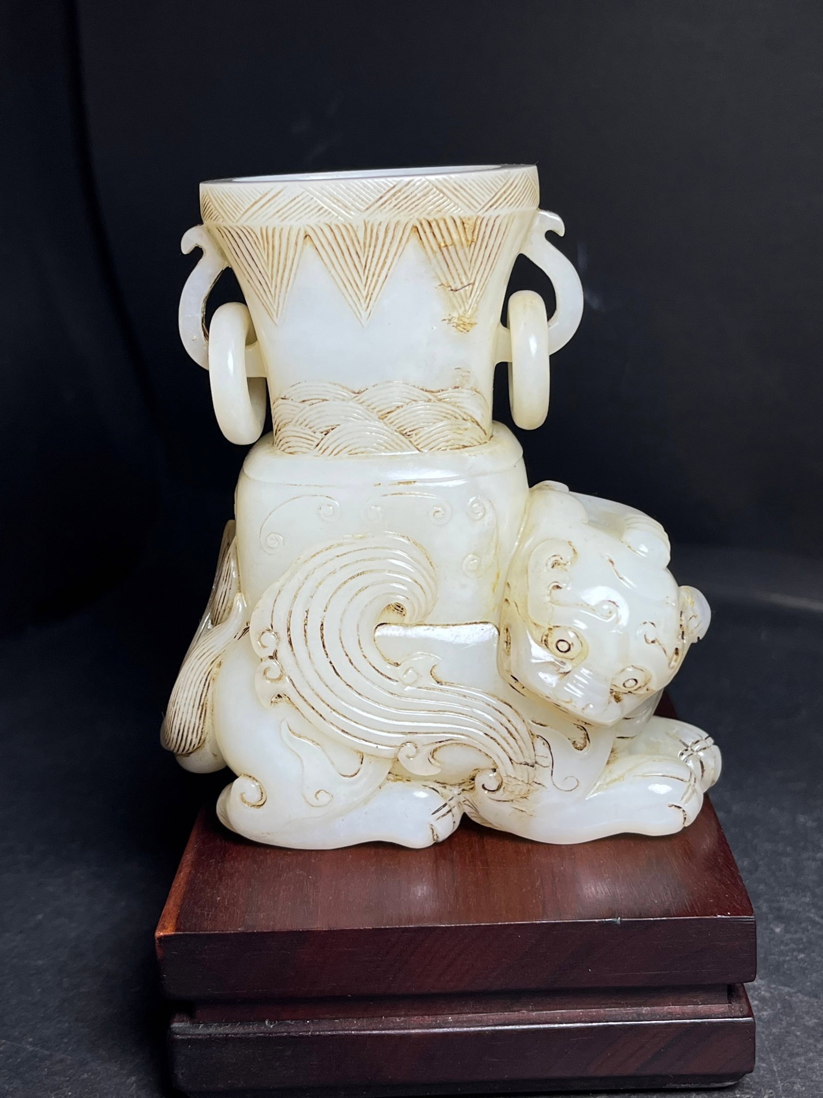 An Exquisite White Jade Auspicious Beast-Shaped Double-Ears Floral Frog: An Exquisite White Jade Auspicious Beast-Shaped Double-Ears Floral Frog,Qing Dynasty,China,Size:80mmx45mmx95mm,Weight:377g 白玉瑞兽形双耳花插,