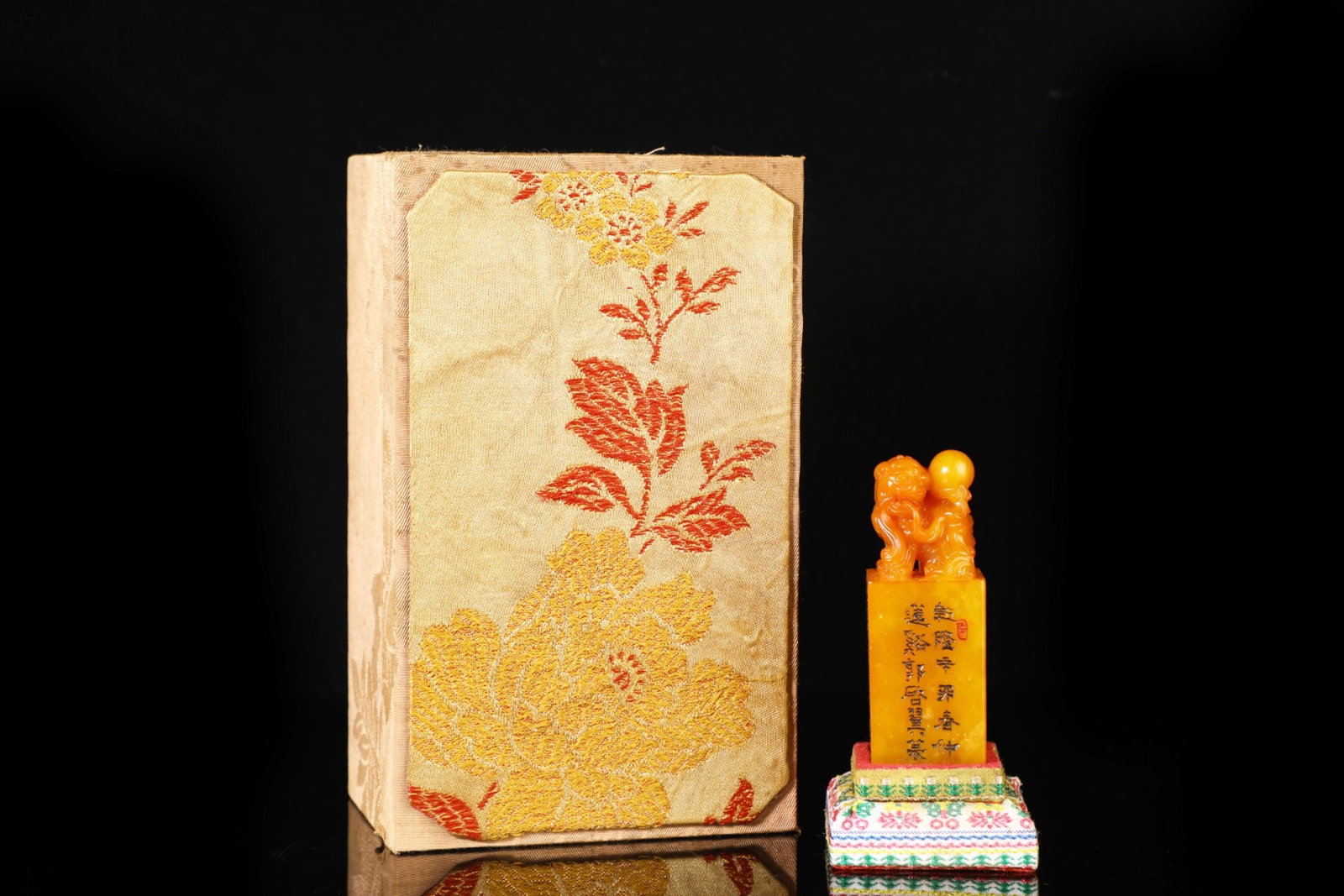 An Exquisite Tianhuang Stone Lion Pattern Seal: An Exquisite Tianhuang Stone Lion Pattern Seal,Qing Dynasty,China,Guo Jingyi Mark,Size:3.5inx1.2in,Weight:192g 田黄石狮纹印章,中国清代