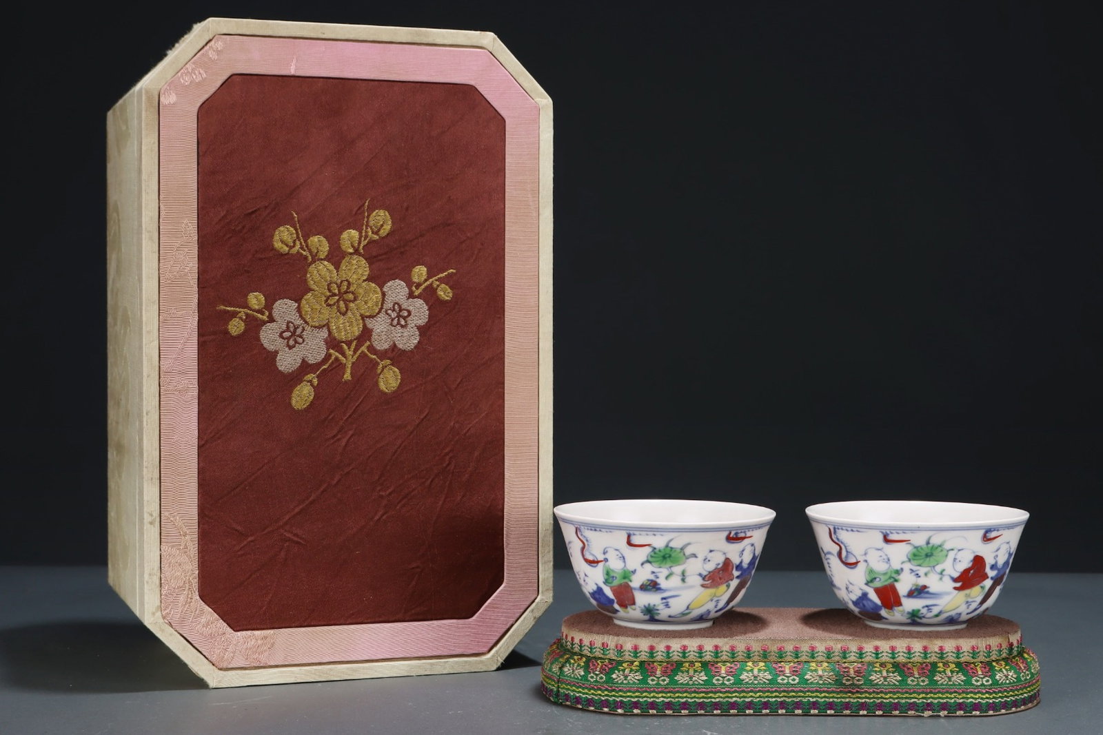 A Pair of Exquisite Blue and White Doucai Character and Story Pattern Cups: A Pair of Exquisite Blue and White Doucai Character and Story Pattern Cups,Ming Dynasty,China,Chenghua Six-character Mark,Size:2inx3.7in 一对青花斗彩人物