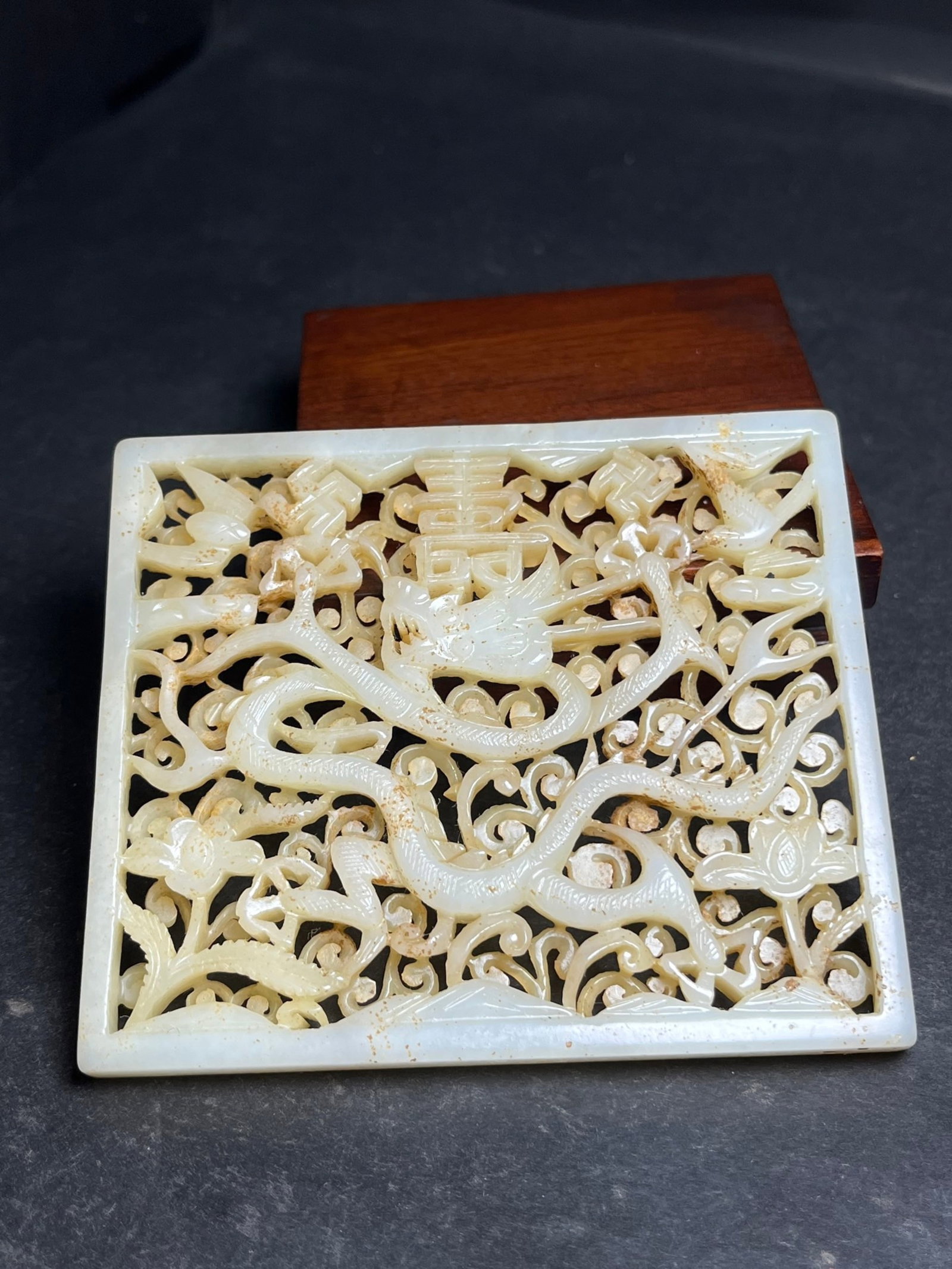 An Exquisite White Jade Hollow Auspicious Cloud and Dragon Pattern Pendant: An Exquisite White Jade Hollow Auspicious Cloud and Dragon Pattern Pendant,Qing Dynasty,China,Size:95mmx8mmx82mm,Weight:93g 白玉镂空祥云龙纹挂