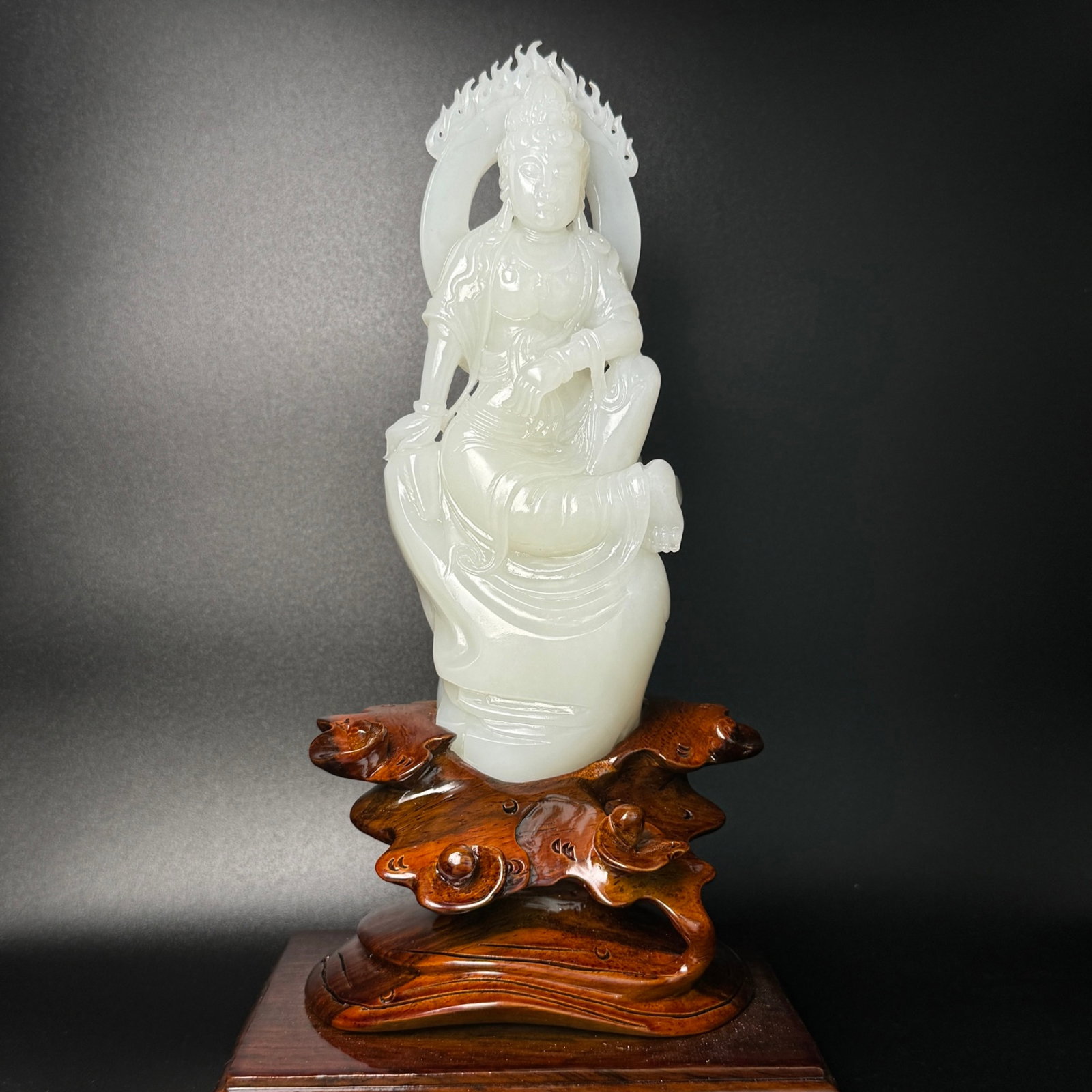 An Exquisite White Jade Statue of Avalokitesvara Ornament: An Exquisite White Jade Statue of Avalokitesvara Ornament,Qing Dynasty,China,Size:210mmx86mmx56mm,Weight:879g 白玉观音像摆件,中国清代