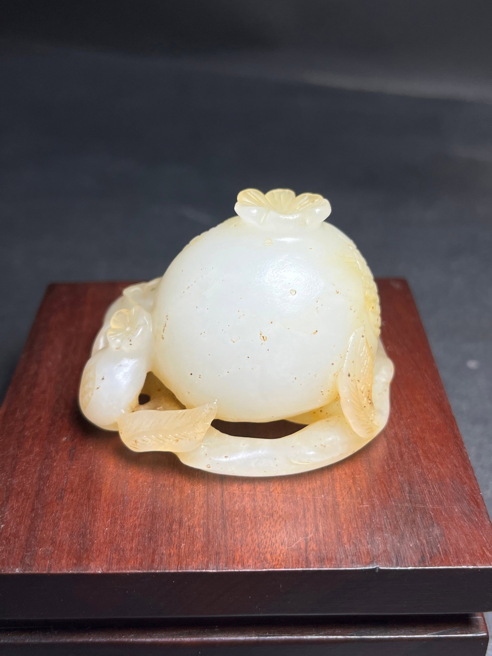 An Exquisite White Jade Pomegranate Hand Piece: An Exquisite White Jade Pomegranate Hand Piece,Qing Dynasty,China,Size:51mmx36mmx42mm,Weight:98g 白玉石榴手把件,中国清代