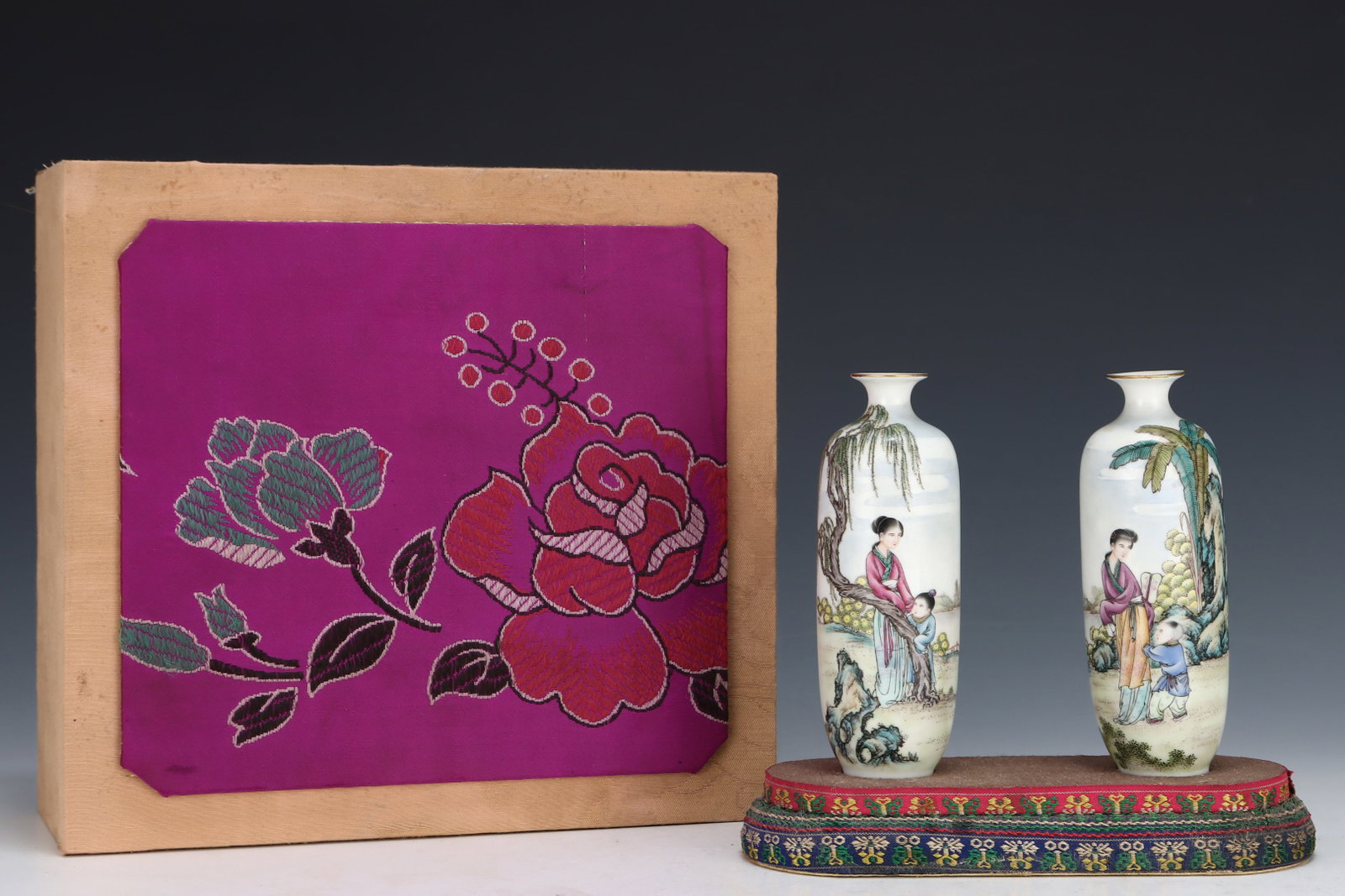 A Pair of Exquisite Enamel Painted Gold Woman Pattern Vases,With Poem: A Pair of Exquisite Enamel Painted Gold Woman Pattern Vases,With Poem,Qing Dynasty,China,Qianlong Four-character Mark,Size:5.4inx2in 一对珐琅彩描金仕
