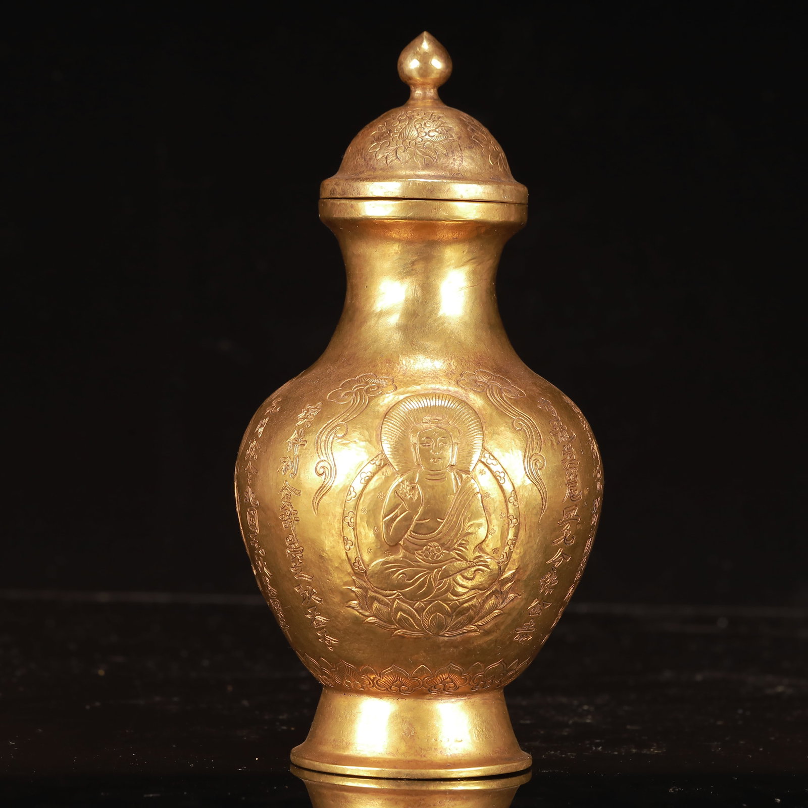 An Exquisite Gilt Bronze Statue of Avalokitesvara Bottle, With poem: An Exquisite Gilt Bronze Statue of Avalokitesvara Bottle, With poem,Qing Dynasty, China,Size:4.3inx8.3in,Weight:500g 铜鎏金观音像盖瓶,带诗&#