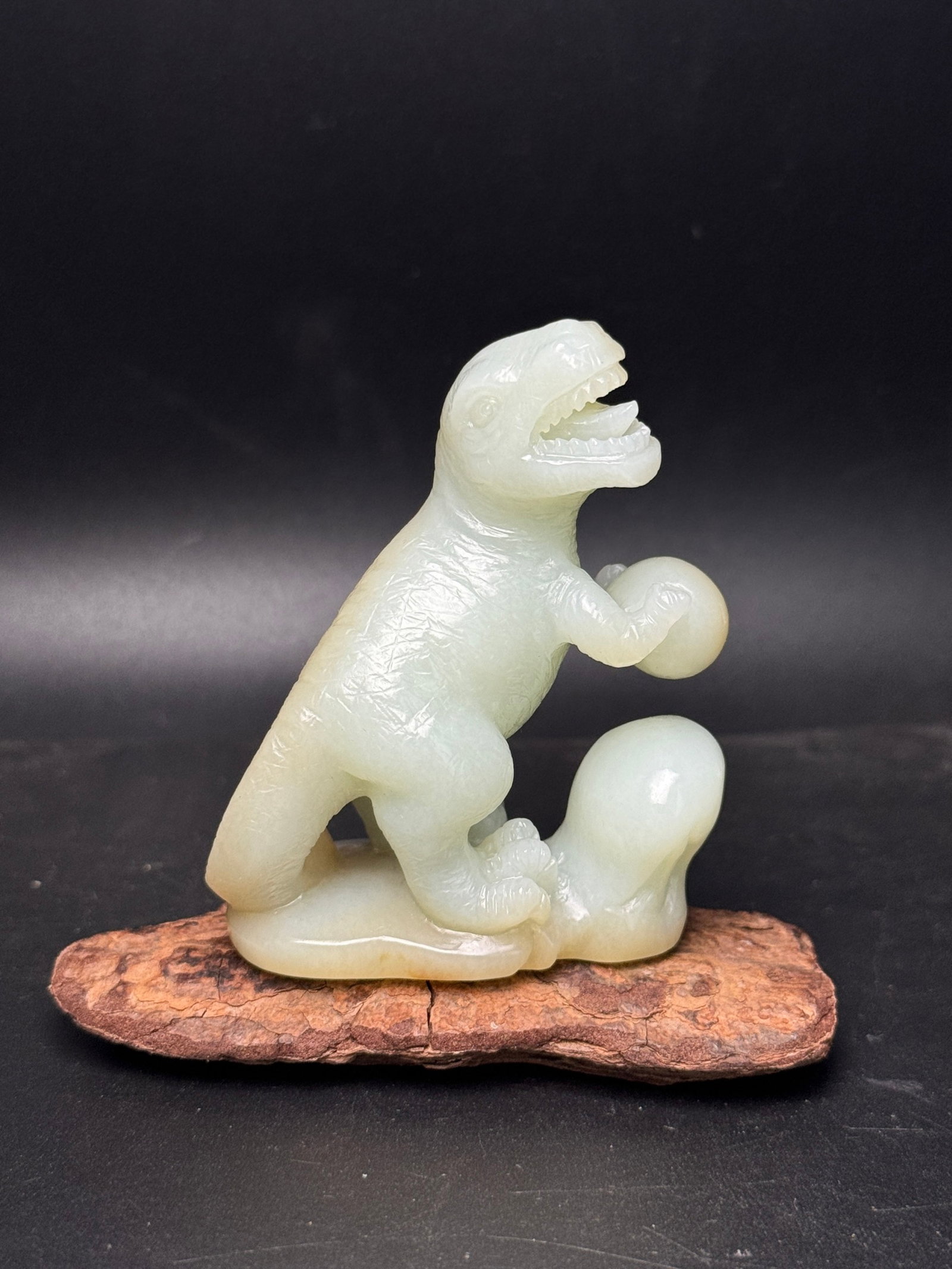 An Exquisite White Jade Dinosaur Ornament: An Exquisite White Jade Dinosaur Ornament,Qing Dynasty,China,Size:75mmx65mmx36mm,Weight:129g 白玉恐龙摆件,中国清代