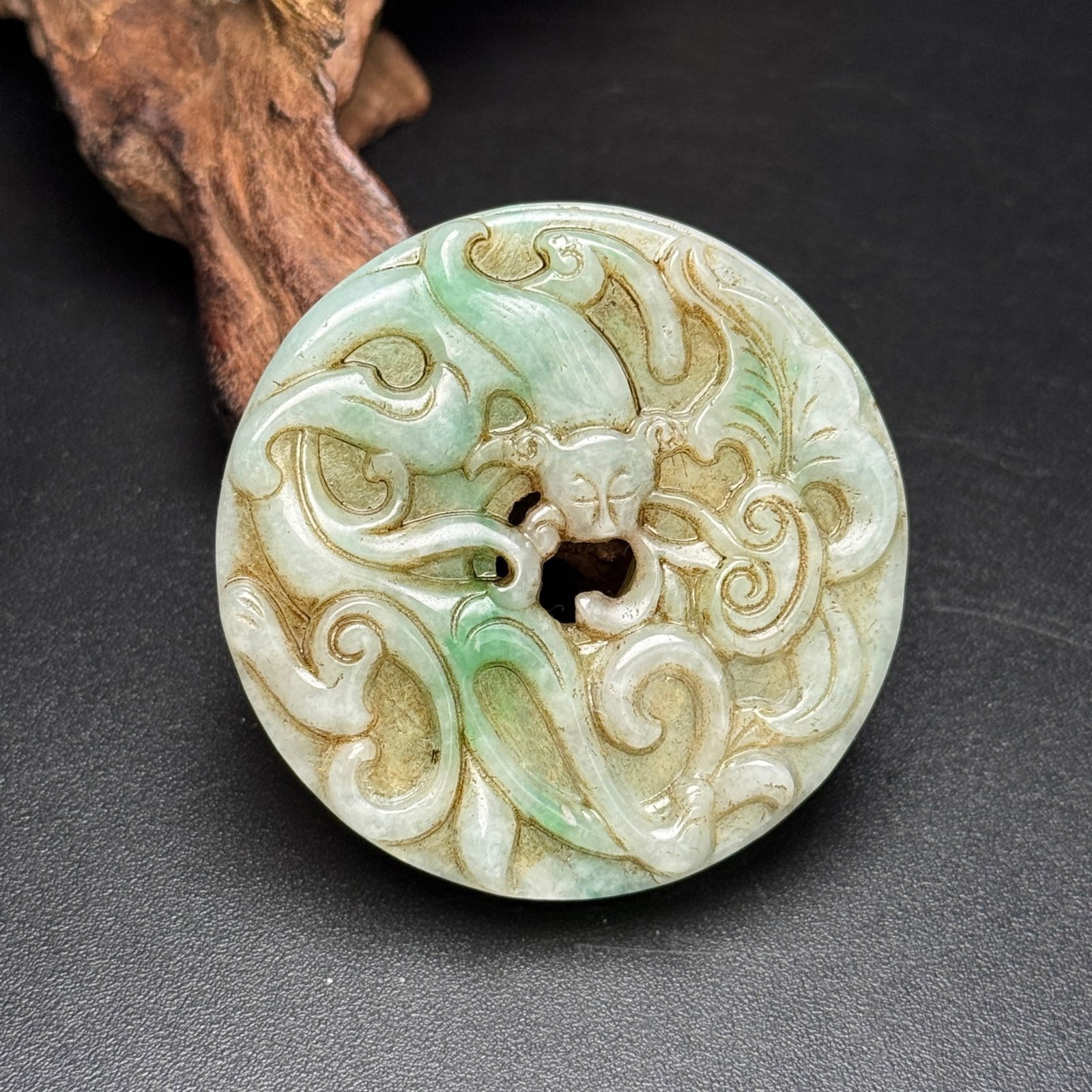 An Exquisite Jadeite Dragon Pattern Pendant: An Exquisite Jadeite Dragon Pattern Pendant,Qing Dynasty,China,Size:52mmx10mm,Weight:59g 翡翠龙纹挂件,中国清代
