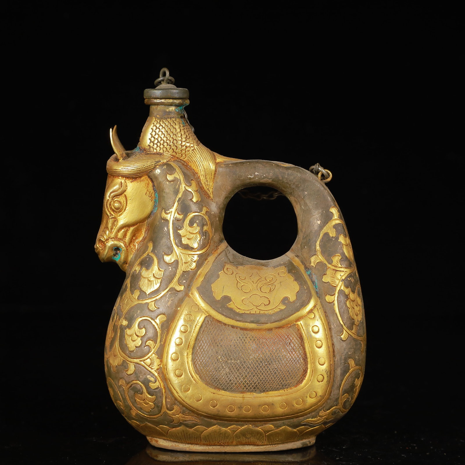 An Exquisite Gilt Silver Lotus Pattern Horse Ewer: An Exquisite Gilt Silver Lotus Pattern Horse Ewer,Tang Dynasty,China,Zhenguan Four-Character Mark,Size:0.4inx2.4inx5.9in,Weight:450g 银鎏金缠枝莲纹马