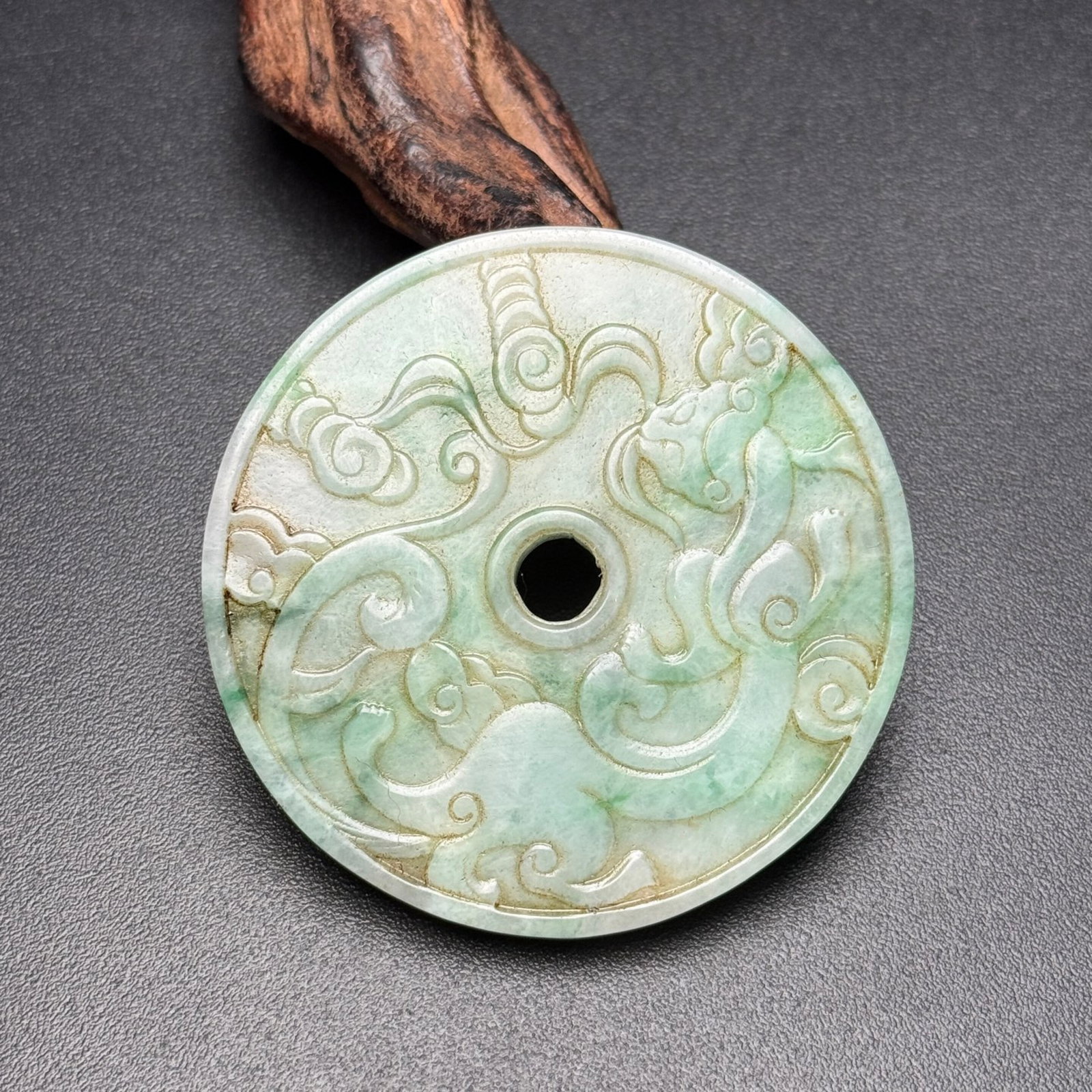 An Exquisite Jadeite Dragon Pattern Pendant: An Exquisite Jadeite Dragon Pattern Pendant,Qing Dynasty,China,Size:53mmx5mm,Weight:32g 翡翠龙纹挂件,中国清代