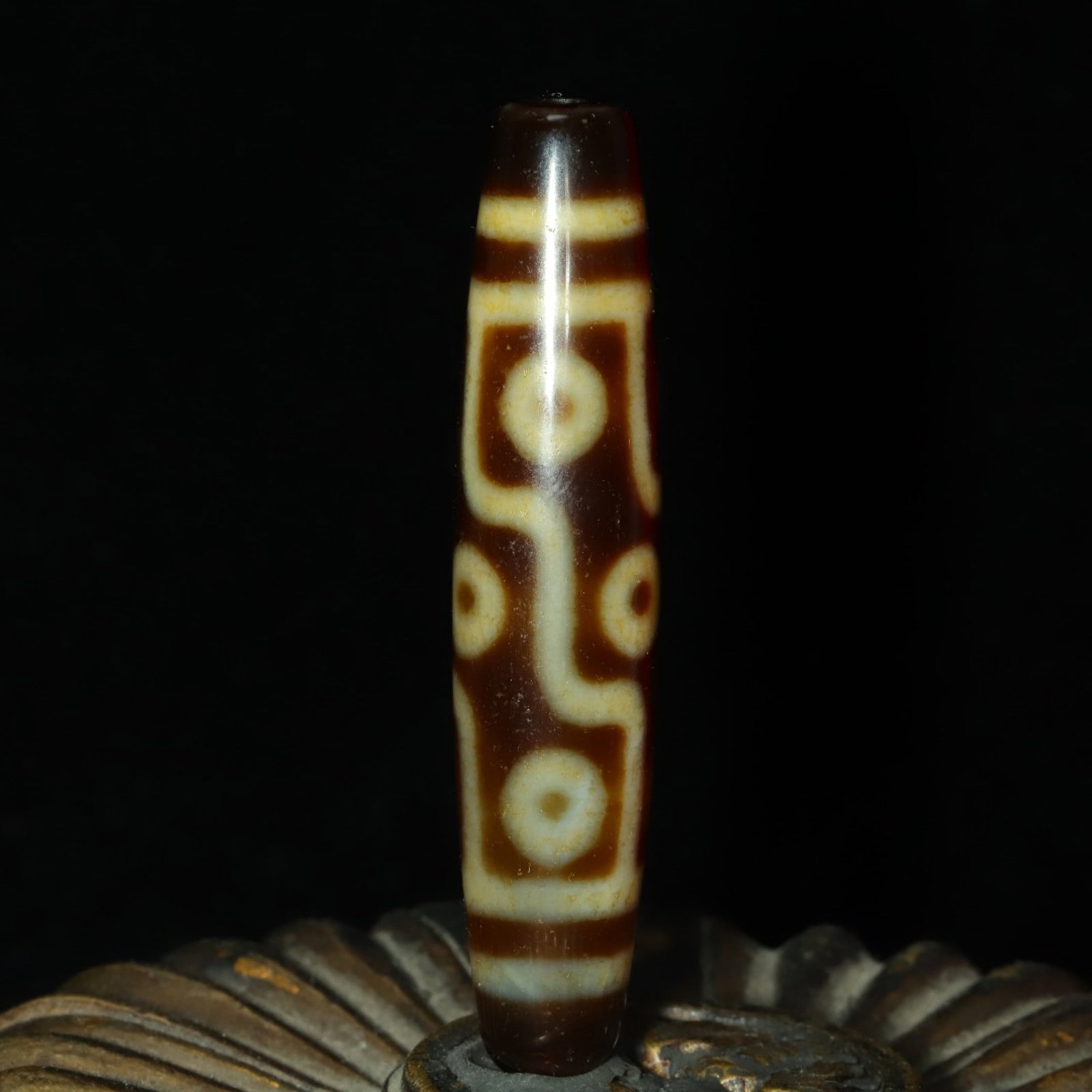 An Exquisite Nine Eyes Dzi Bead Pendant: An Exquisite Nine Eyes Dzi Bead Pendant，Size：60mmx13mm，Weight：14g 九眼天珠挂件