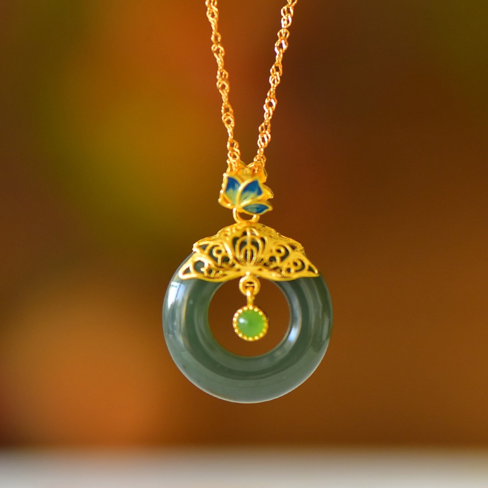 An Exquisite Sterling Silver-Gold Plated Inlaid Sapphire Pendant: An Exquisite Sterling Silver-Gold Plated Inlaid Sapphire Pendant 纯银镀金镶青玉吊坠