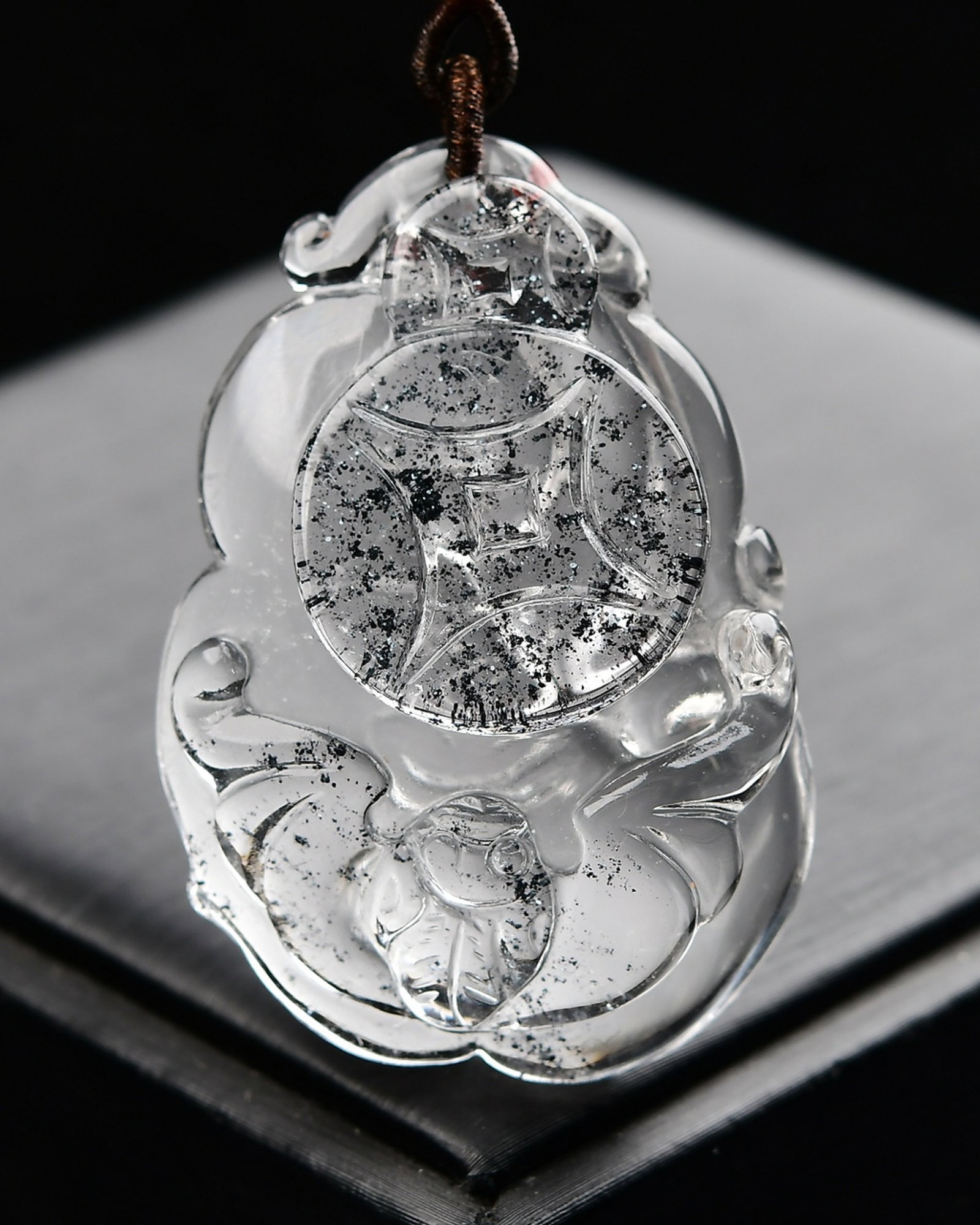 An Exquisite Crystal Bats and Cash Pattern Pendant: An Exquisite Crystal Bats and Cash Pattern Pendant,Size:51mmx34mmx17mm,Weight:38g 水晶蝙蝠铜钱纹吊坠