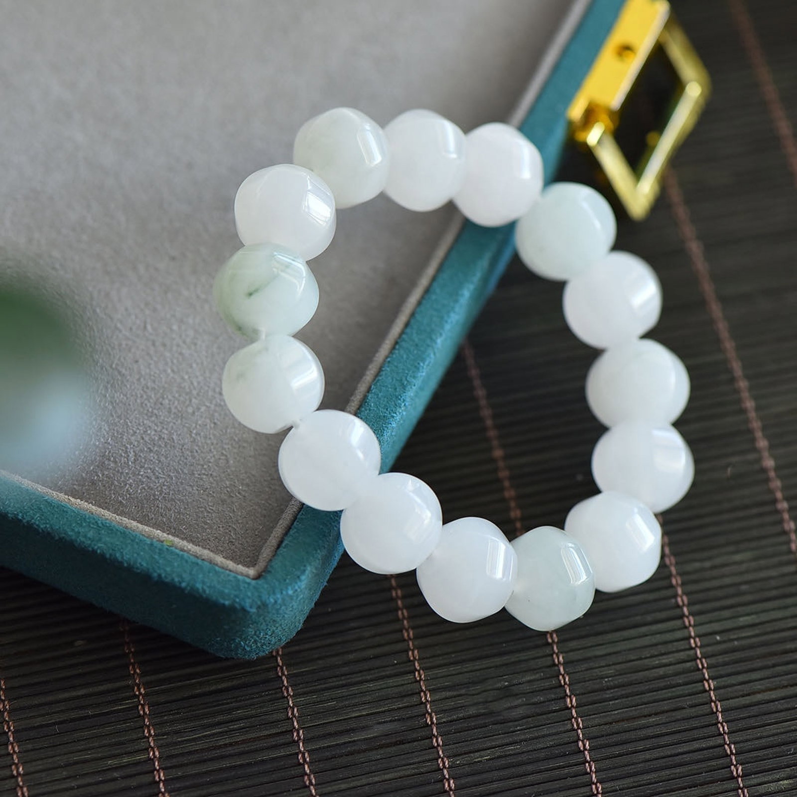 An Exquisite White Jade Bracelets: An Exquisite White Jade Bracelets 寓意:,团圆美满,祝您家庭和睦,幸福无边 白玉手串