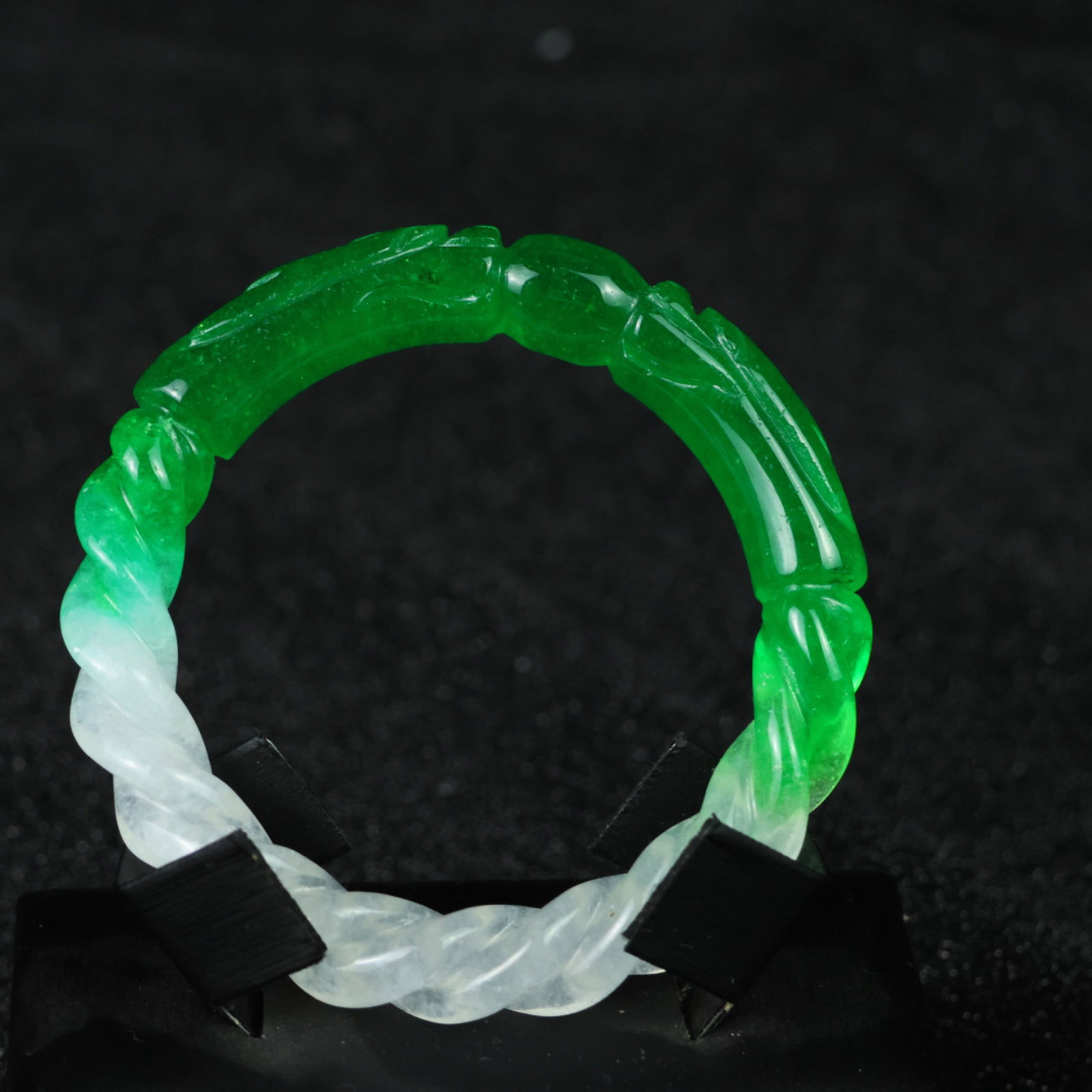 An Exquisite Jadeite Dragon-head Bracelets: An Exquisite Jadeite Dragon-head Bracelets，Size:59mmx14mm 翡翠龙首手镯