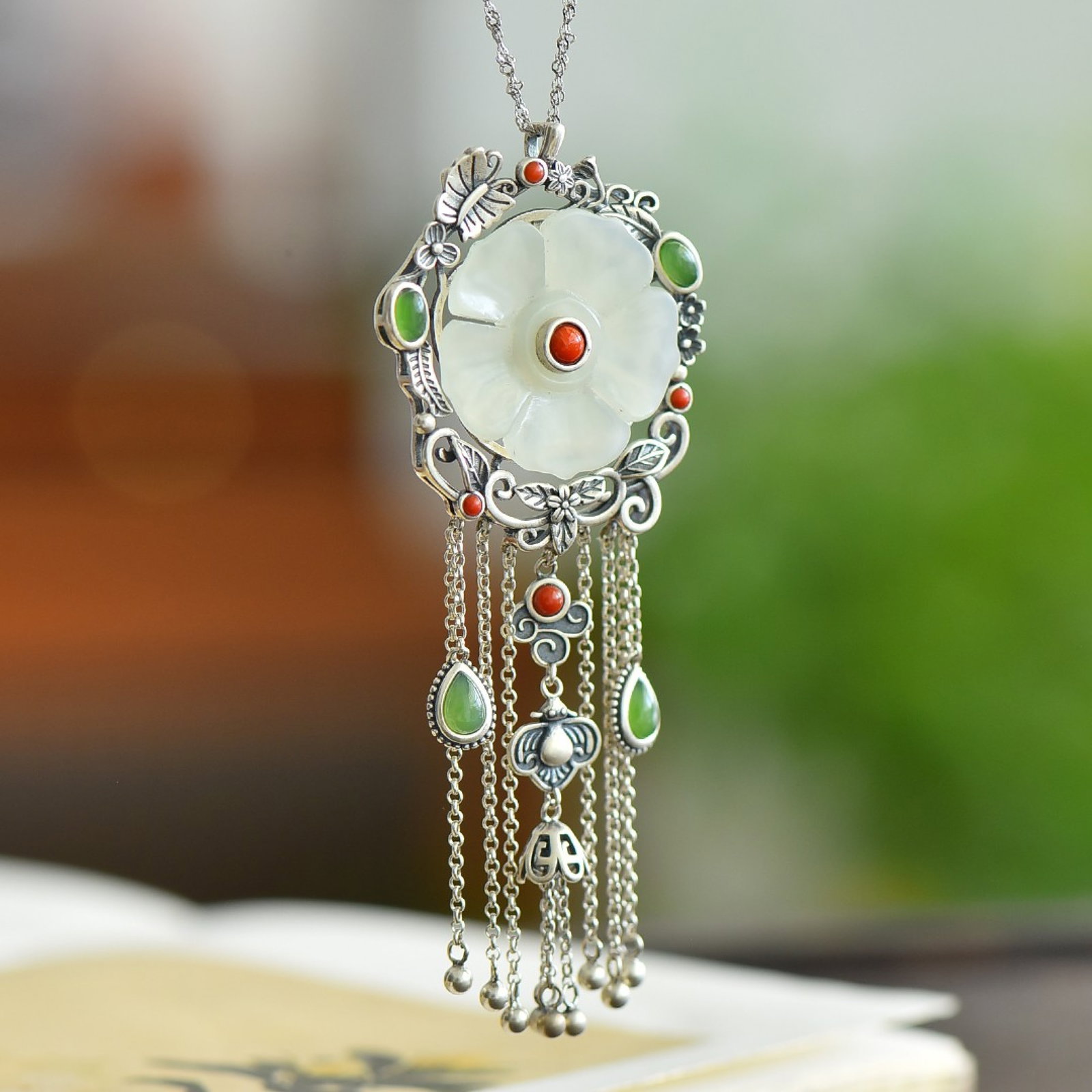 An Exquisite Sterling Silver Inlaid White Jade Pendant,Inlaid Jasper: An Exquisite Sterling Silver Inlaid White Jade Pendant,Inlaid Jasper,Size:25mmx25mm 纯银镶白玉吊坠，嵌碧玉