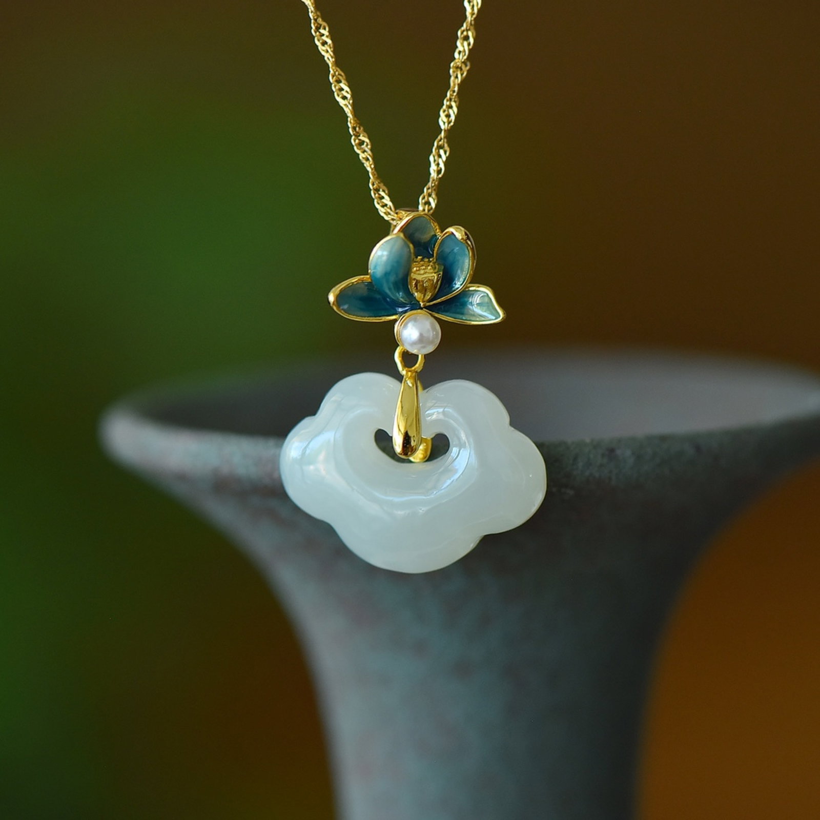 An Exquisite Sterling Silver-Gold Plated Inlaid White Jade Enamel Pendant,Inlaid Pearls: An Exquisite Sterling Silver-Gold Plated Inlaid White Jade Enamel Pendant,Inlaid Pearls,Size:15mmx20mm 纯银镀金镶白玉珐琅吊坠,嵌