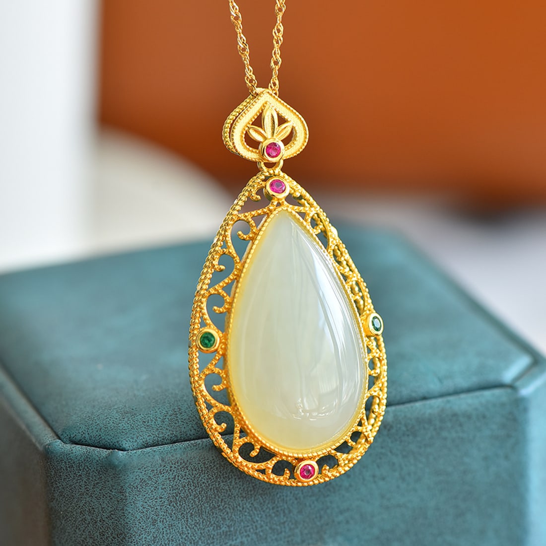 An Exquisite Sterling Silver-Gold Plated Inlaid White Jade Pendant,Inlaid Diamonds: An Exquisite Sterling Silver-Gold Plated Inlaid White Jade Pendant,Inlaid Diamonds,Size:17mmx29mm 纯银镀金镶白玉吊坠,嵌钻石