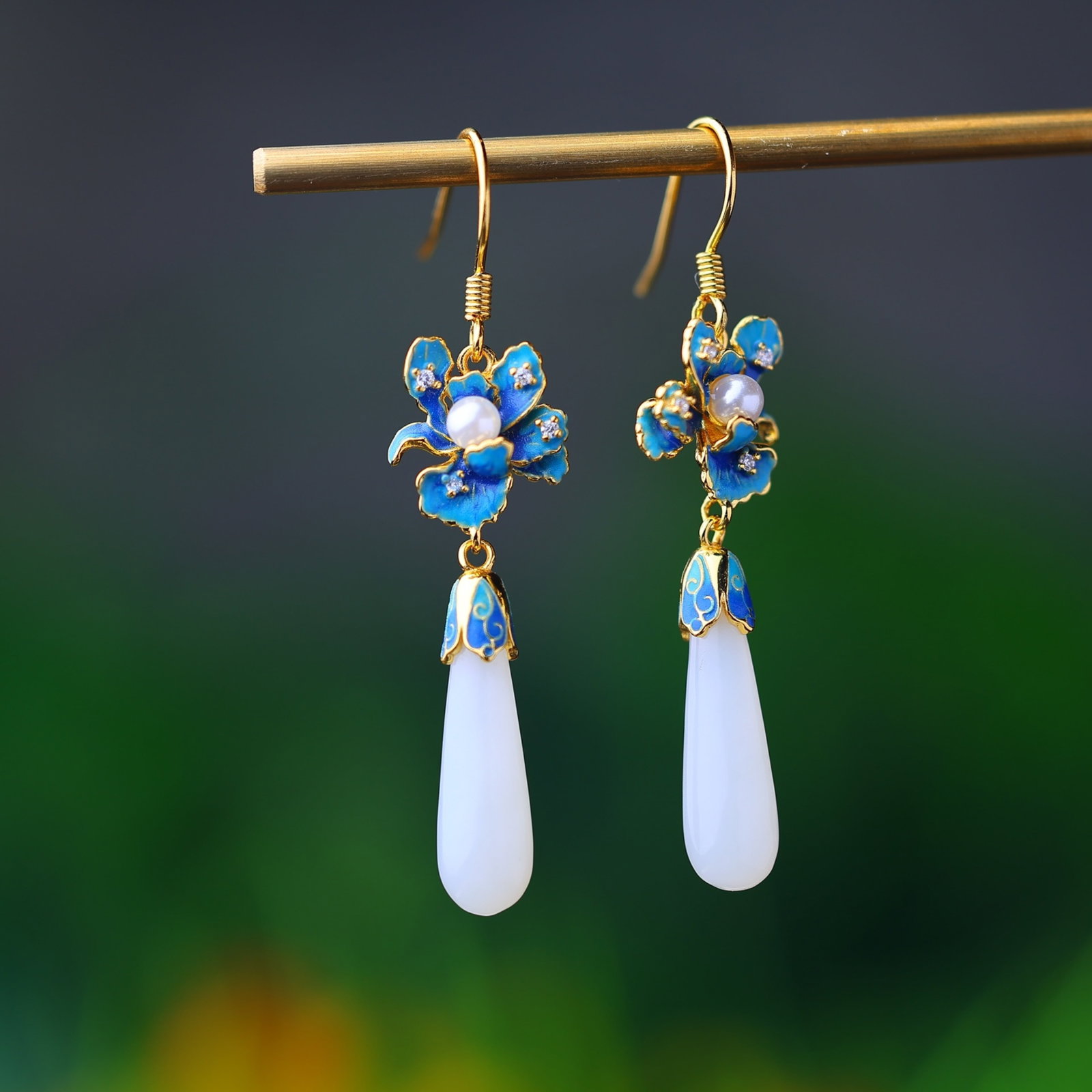 A Pair of Exquisite Sterling Silver-Gold Plated Inlaid White Jade Earrings,Inlaid Pearls: A Pair of Exquisite Sterling Silver-Gold Plated Inlaid White Jade Earrings,Inlaid Pearls,Size:6mmx20mm 一对纯银镀金镶白玉耳环,嵌