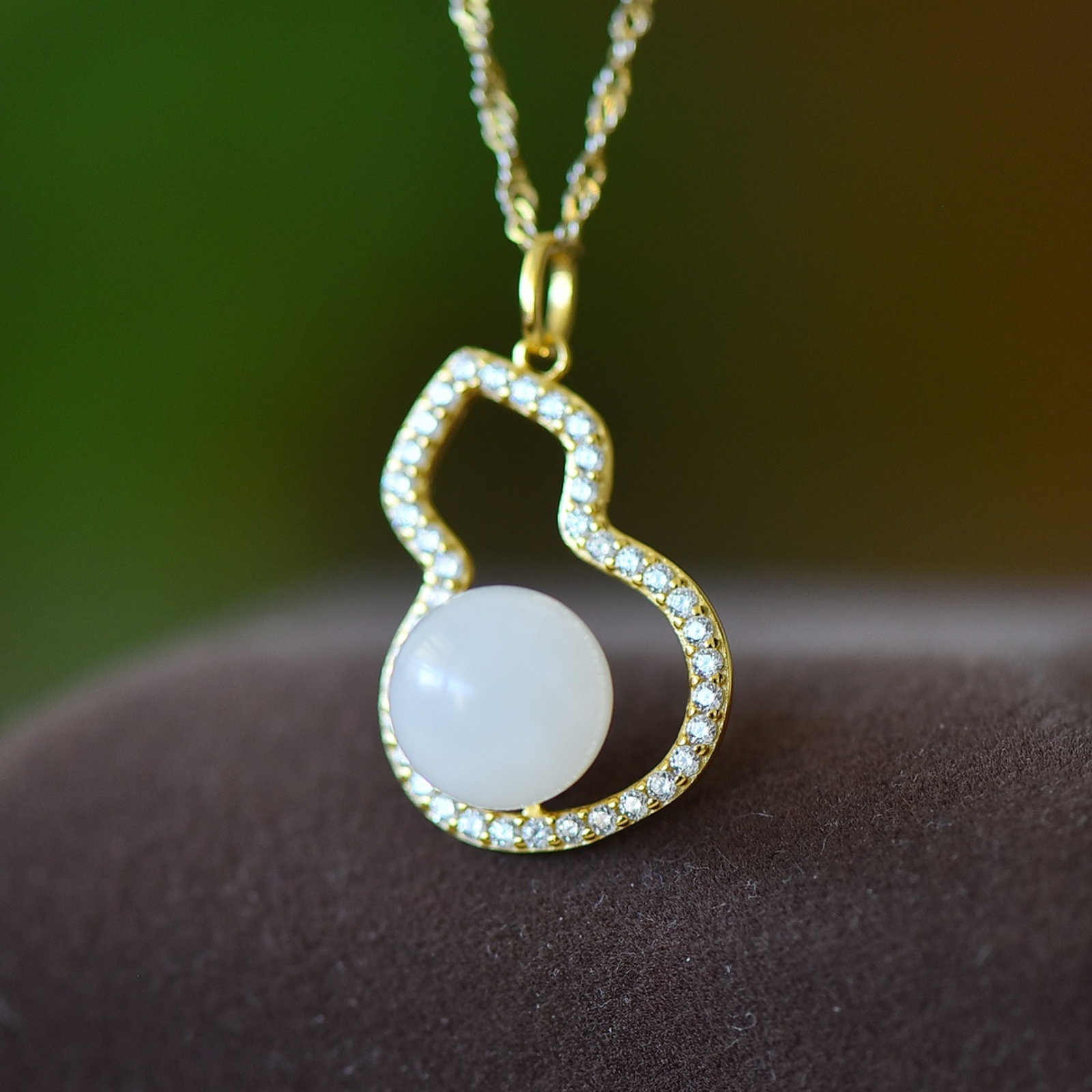 An Exquisite Sterling Silver-Gold Plated Inlaid White Jade Pendant: An Exquisite Sterling Silver-Gold Plated Inlaid White Jade Pendant,Size:10mmx10mm 纯银镀金镶白玉吊坠