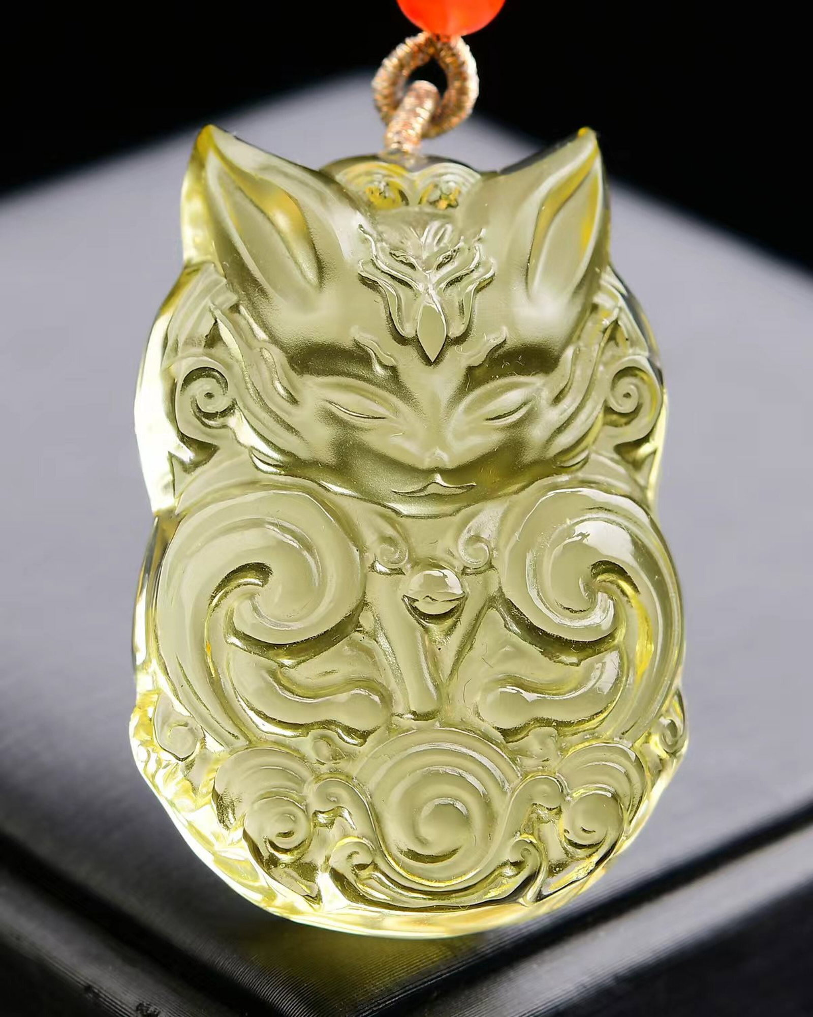 An Exquisite Crystal Nine-Tailed Fox Pendant: An Exquisite Crystal Nine-Tailed Fox Pendant,Size:46mmx31mmx15mm,Weight:3676g 水晶九尾狐吊坠 寓意:狐狸防小人利