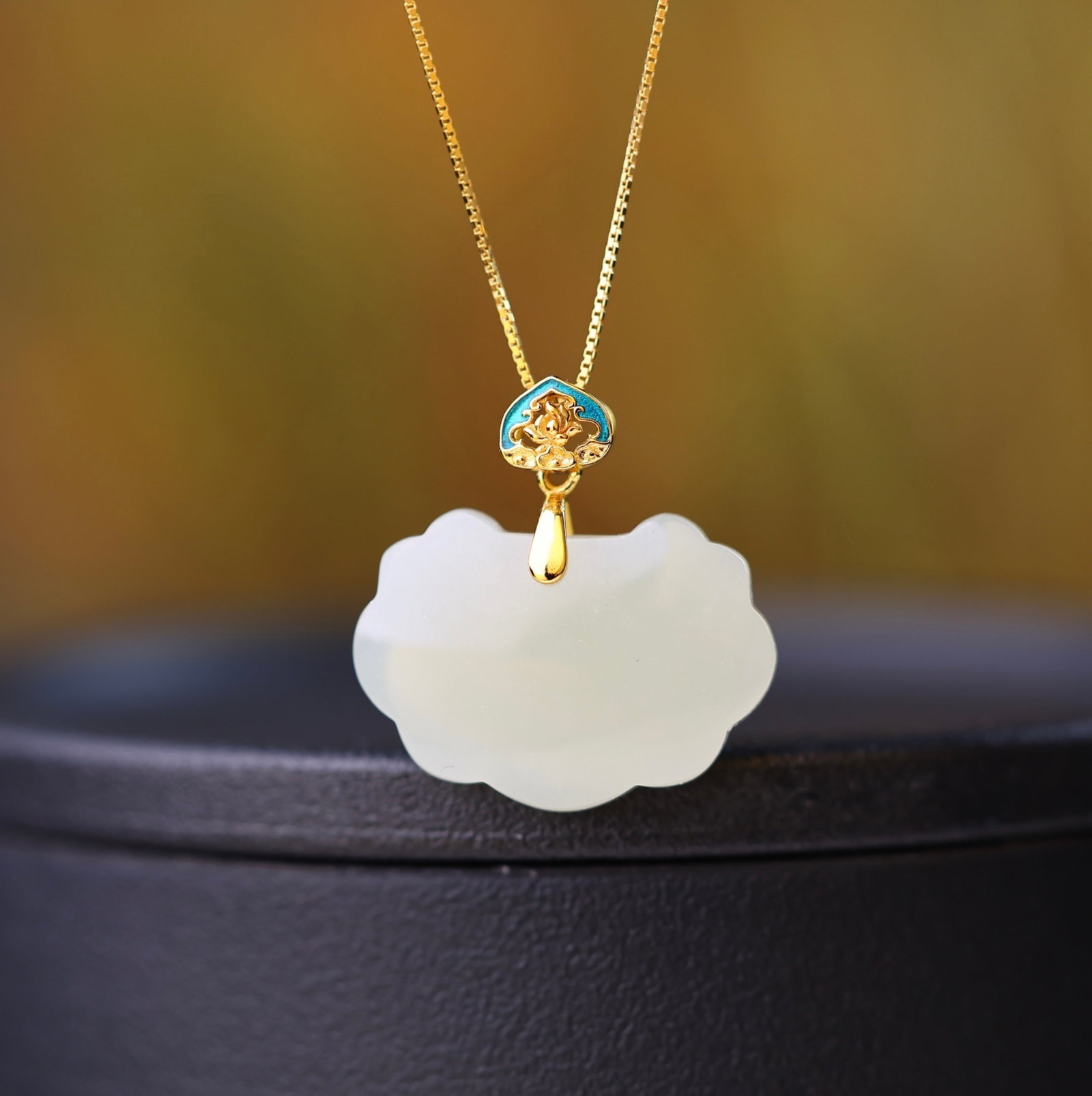 An Exquisite Sterling Silver-Gold Plated Inlaid White Jade Pendant: An Exquisite Sterling Silver-Gold Plated Inlaid White Jade Pendant,Size:17mmx24mm 纯银镀金镶白玉吊坠