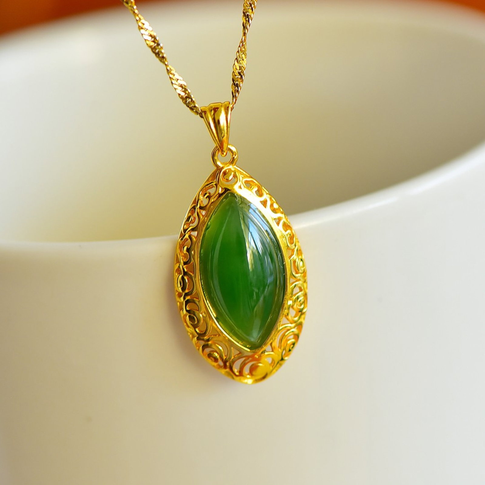 An Exquisite Sterling Silver-Gold Plated Inlaid Jasper Pendant: An Exquisite Sterling Silver-Gold Plated Inlaid Jasper Pendant,Size:8mmx16mm 纯银镀金镶碧玉吊坠