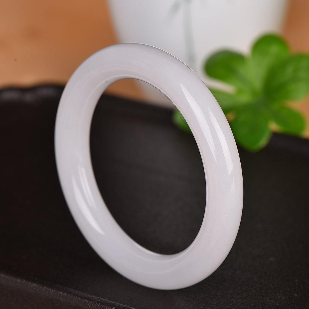 An Exquisite White Jade Bracelets: An Exquisite White Jade Bracelets 寓意:圆圆满满【编号】2802#【批价】75/件 白玉手镯