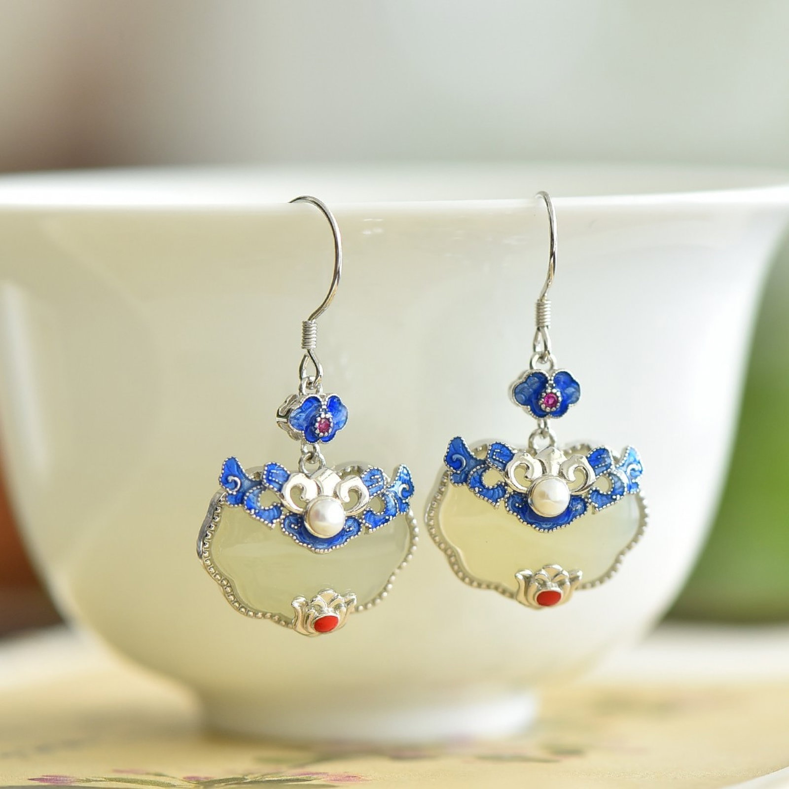 A Pair of Exquisite Sterling Silver Inlaid White Jade Earrings,Inlaid Pearls: A Pair of Exquisite Sterling Silver Inlaid White Jade Earrings,Inlaid Pearls 一对纯银镶白玉耳环，嵌珍珠