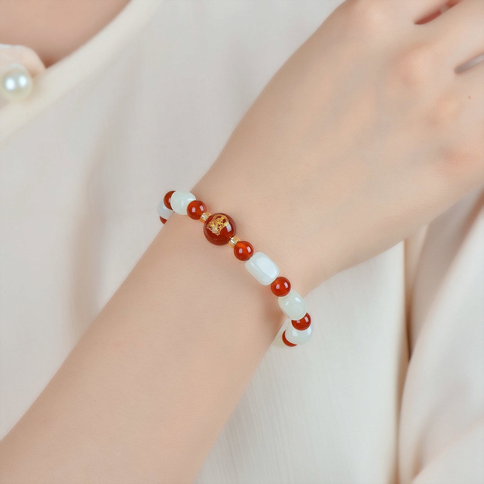 An Exquisite White Jade Bracelets: An Exquisite White Jade Bracelets 白玉手串