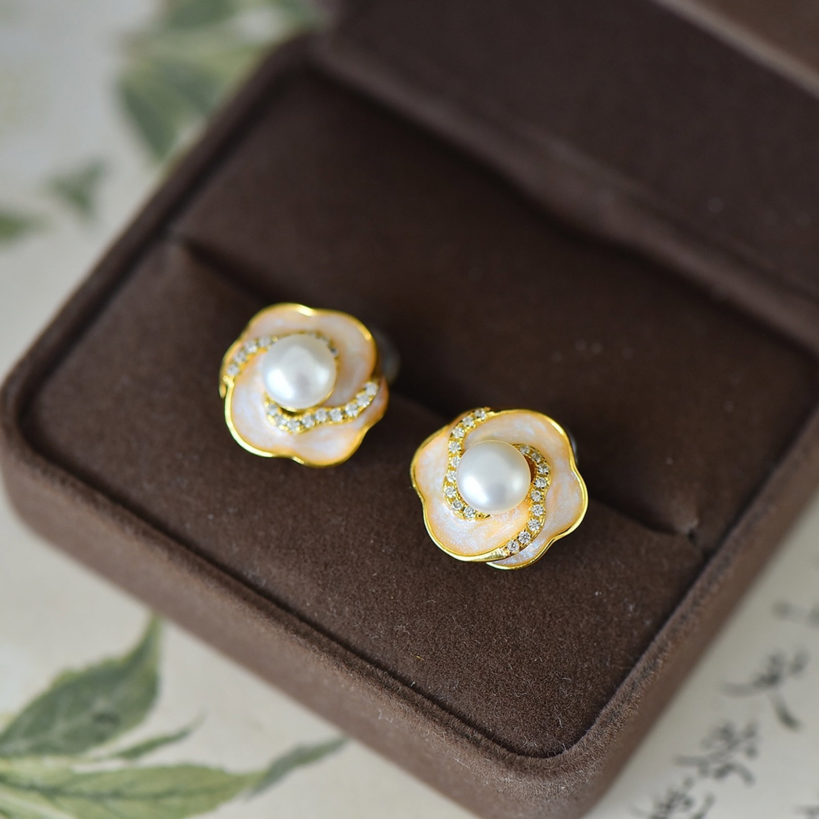 A Pair of Exquisite Sterling Silver-Gold Plated Inlaid Pearls Earrings: A Pair of Exquisite Sterling Silver-Gold Plated Inlaid Pearls Earrings Size:6mmx6mm 一对纯银镀金镶珍珠耳钉